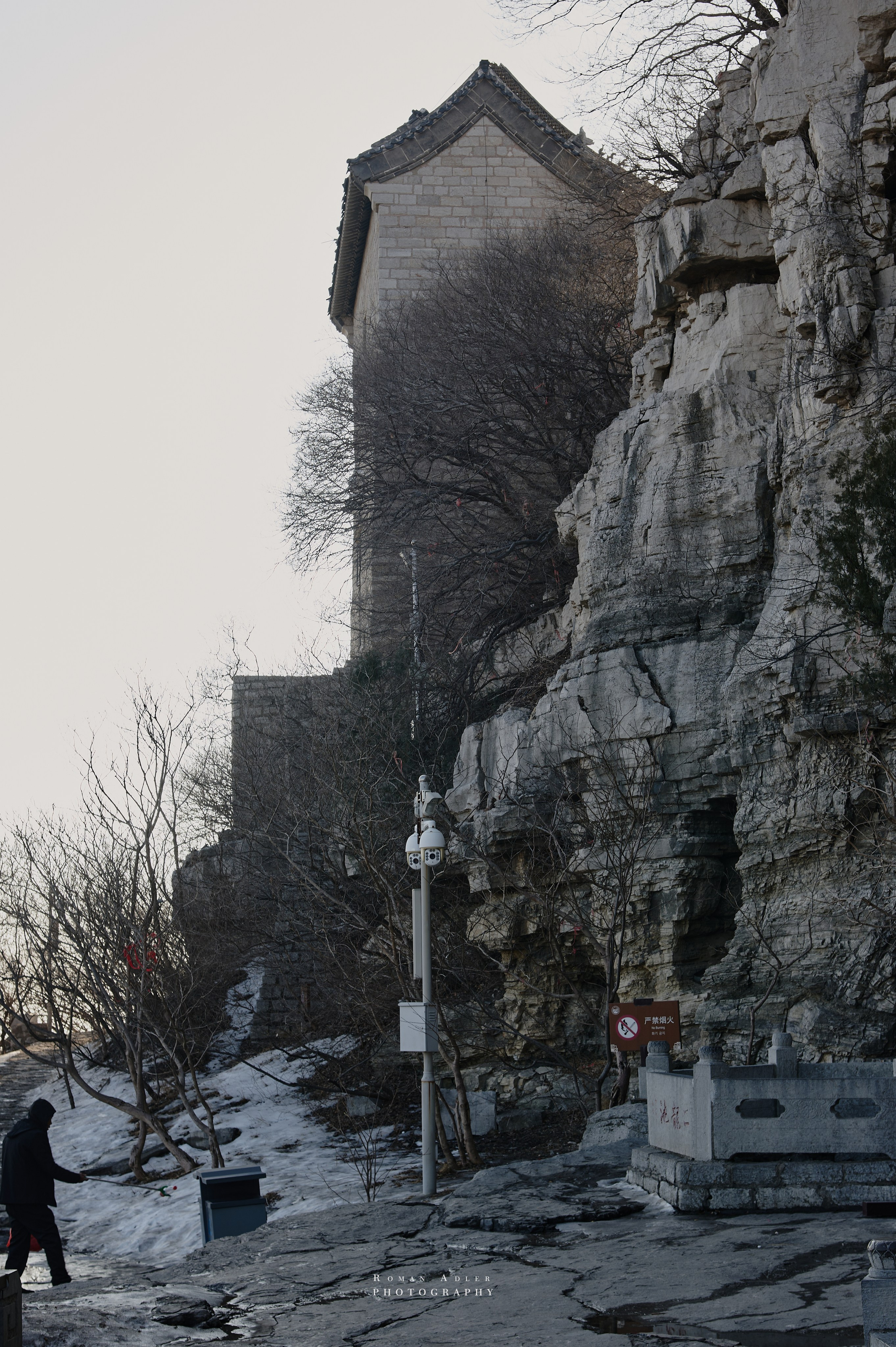 Рассвет на храмовой горе Юнмень. Цинчжоу. Фотограф Роман Адлер