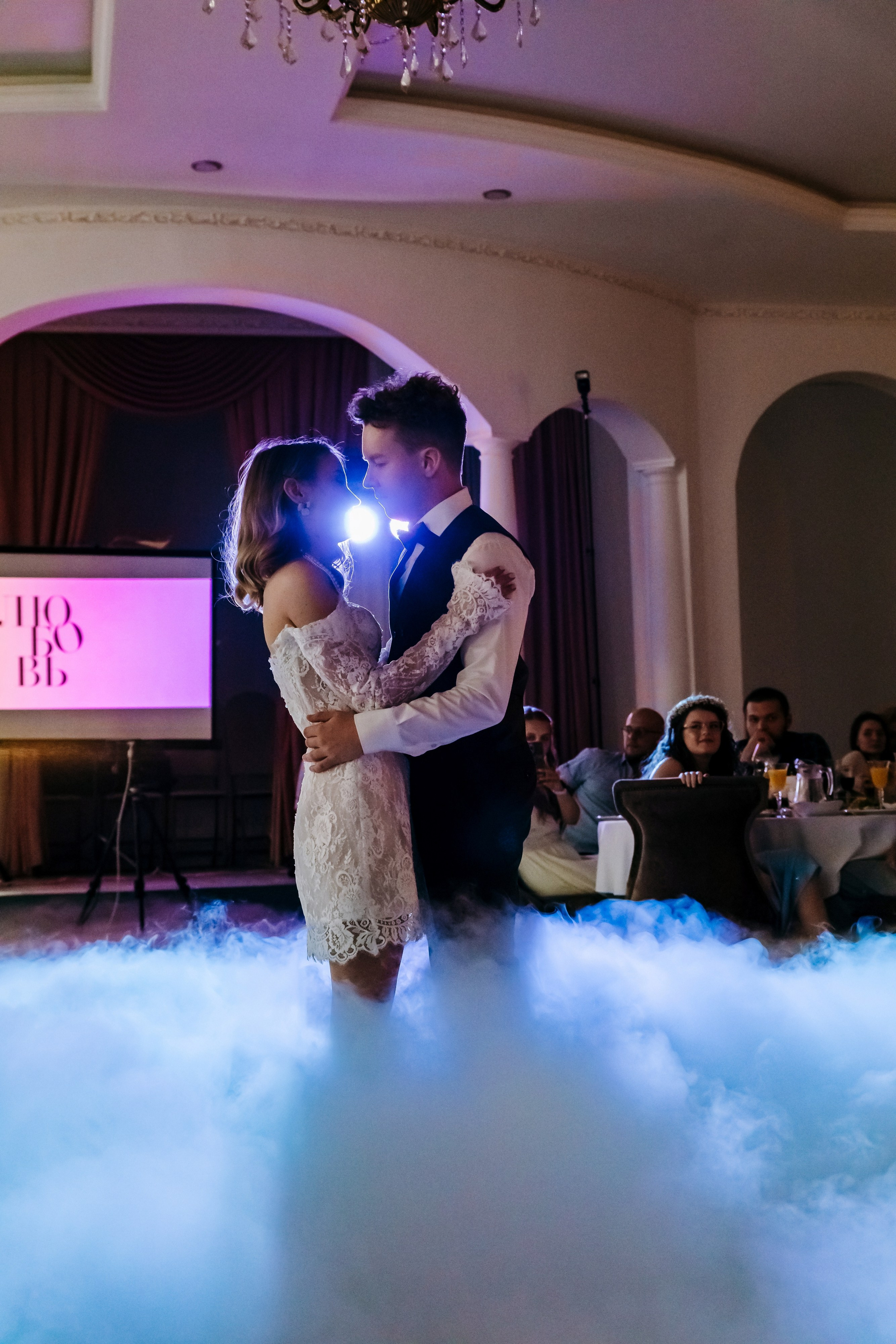 Невеста и жених на фоне исторического здания