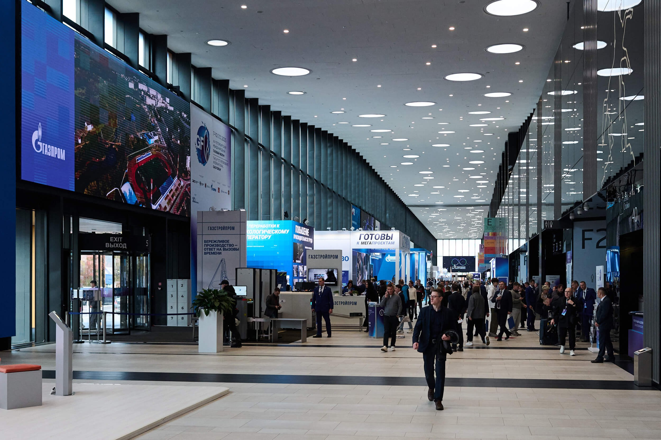 Входная зона Петербургского международного газового форума 2025 в Экспофоруме с логотипами и оформлением мероприятия