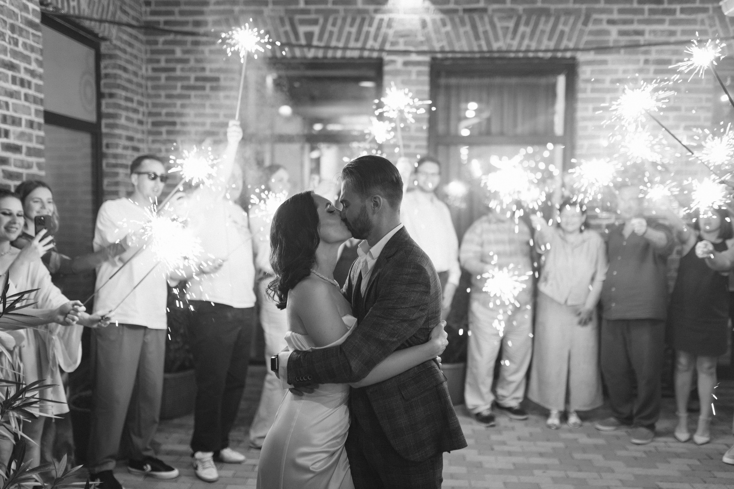 Поцелуй молодожёнов, финал вечера, свадебный фотограф Анапа запечатлел момент. 