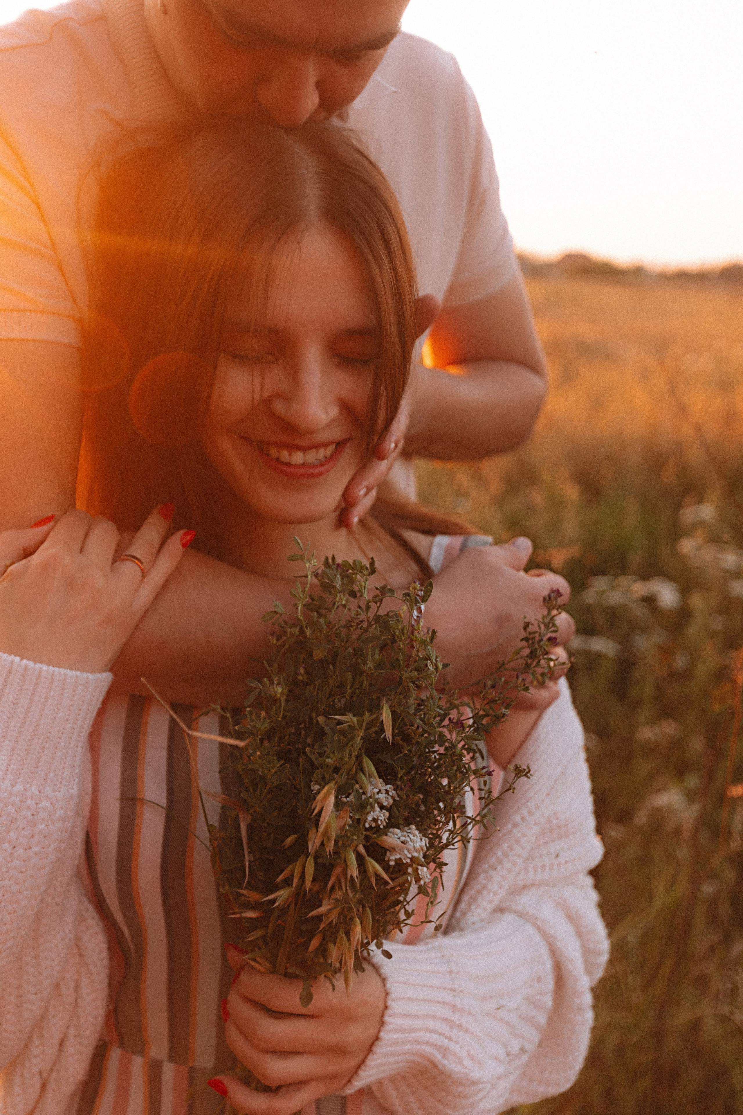 Поле love story на закате. Семейный фотограф Тюмень, фотограф на роды Салмина Мария