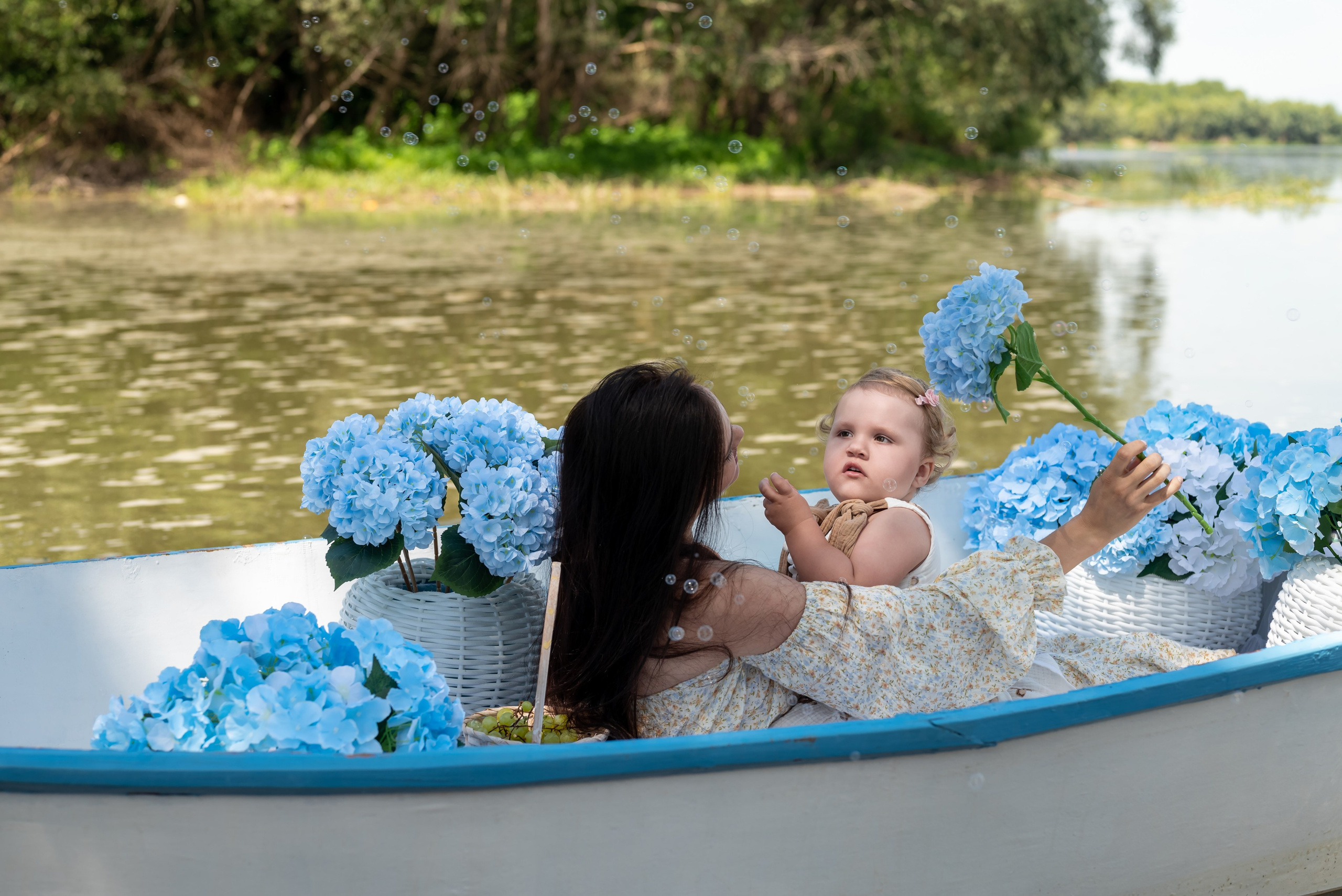 Фотопроект на лодке с голубыми гортензиями. Фотограф в городе Салават