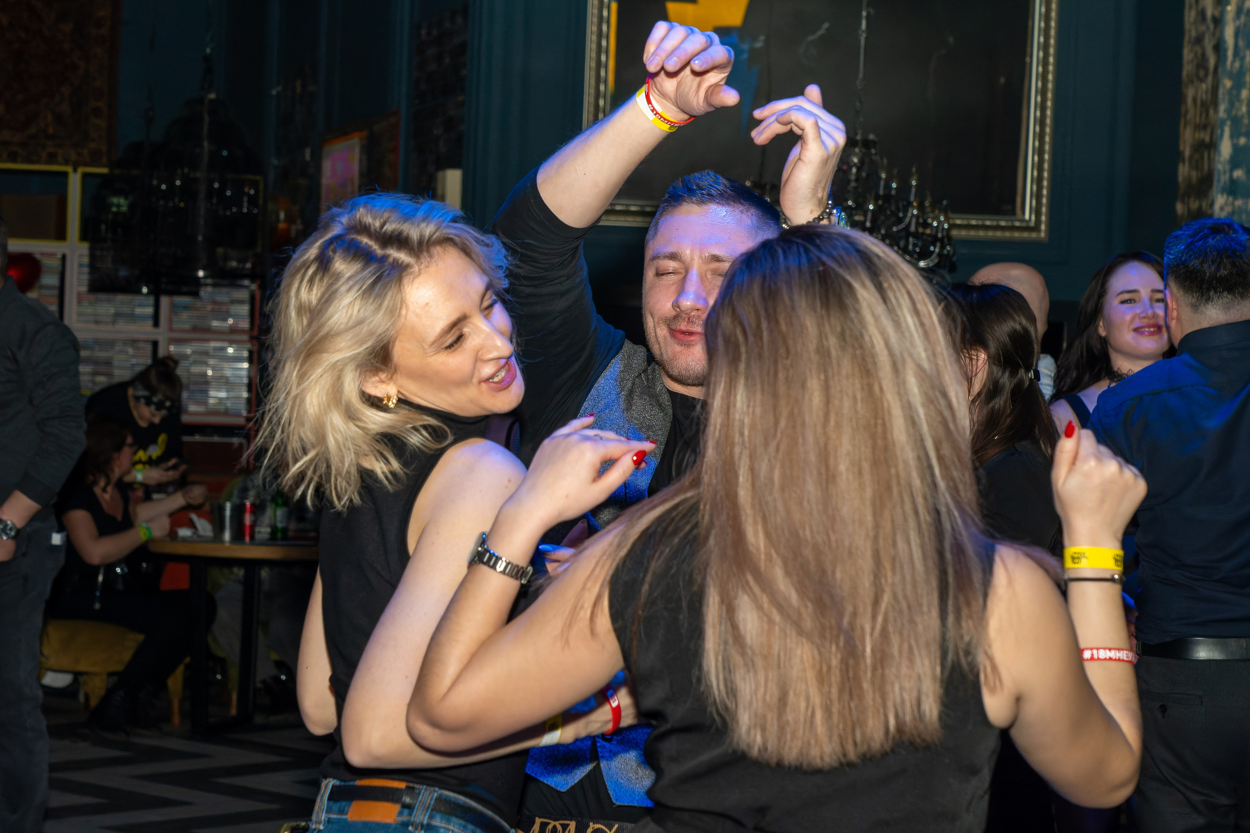 Съёмка в клубе, бар руки вверх, клубная фотосессия. «Студия DRONAVT`s» — видеосъёмка и фотография г. Москва