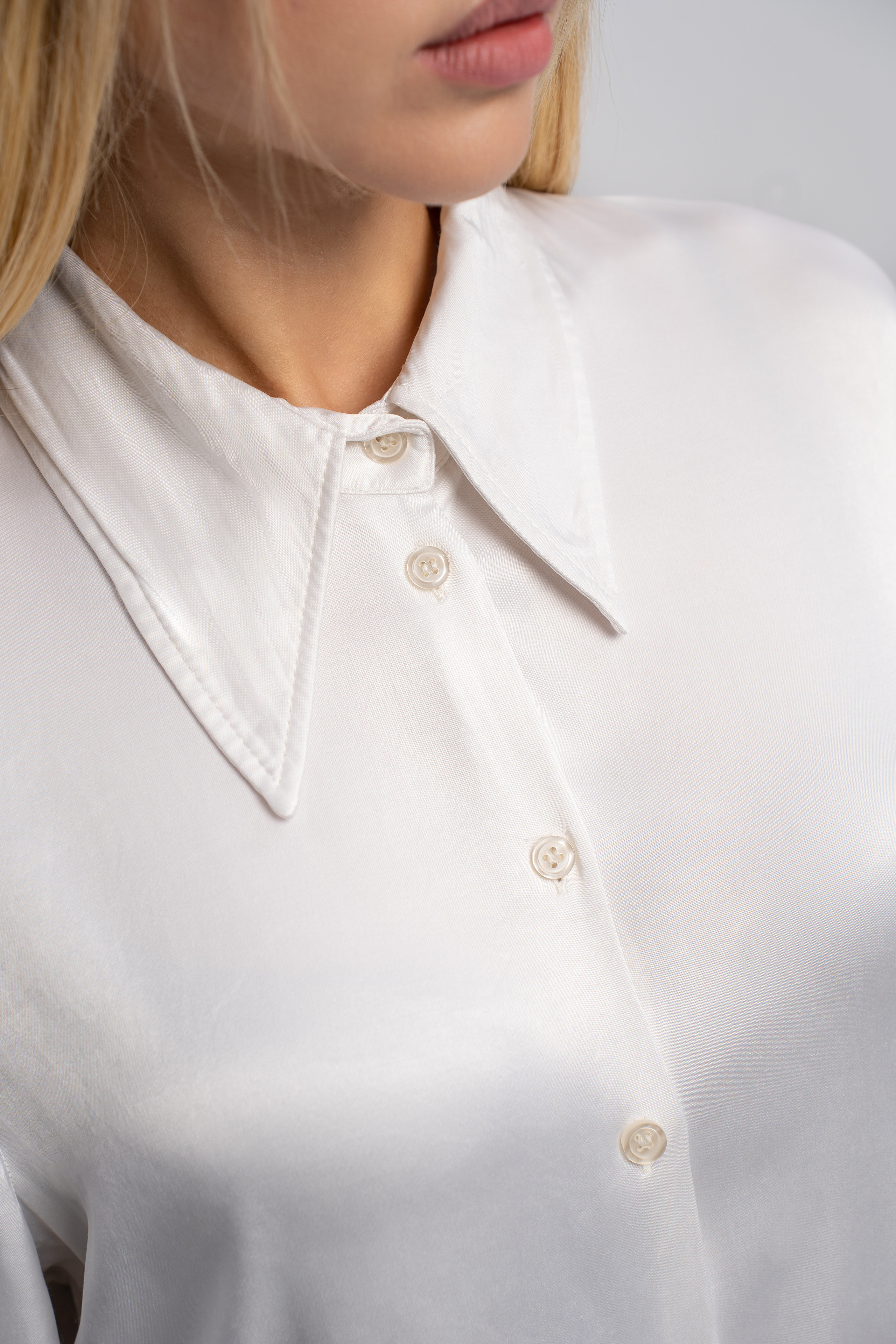 Фото женской блузки на модели крупная деталь воротника