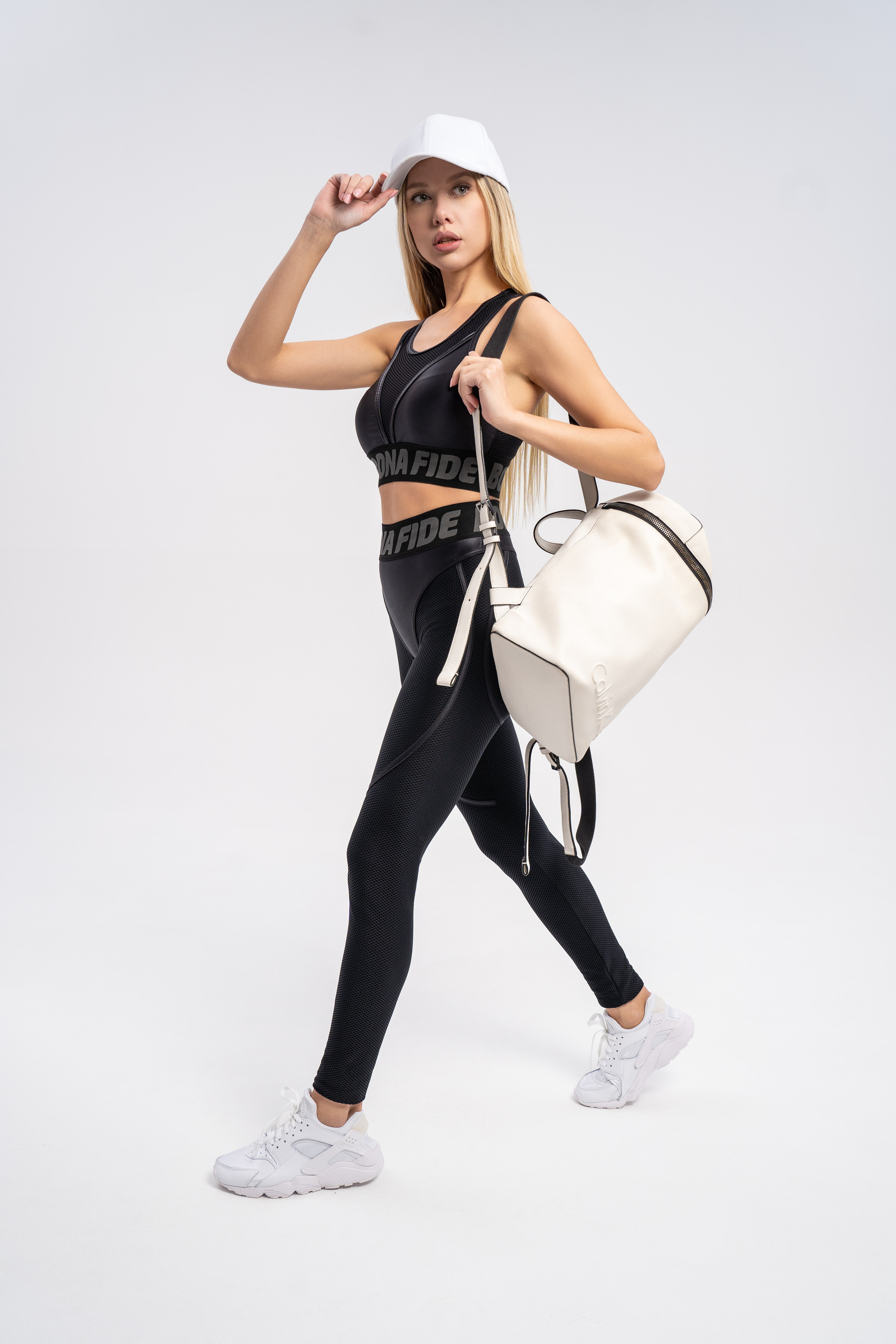 Спортивная форма сфотографирована на маркетплейс каталожная съемка на циклораме 