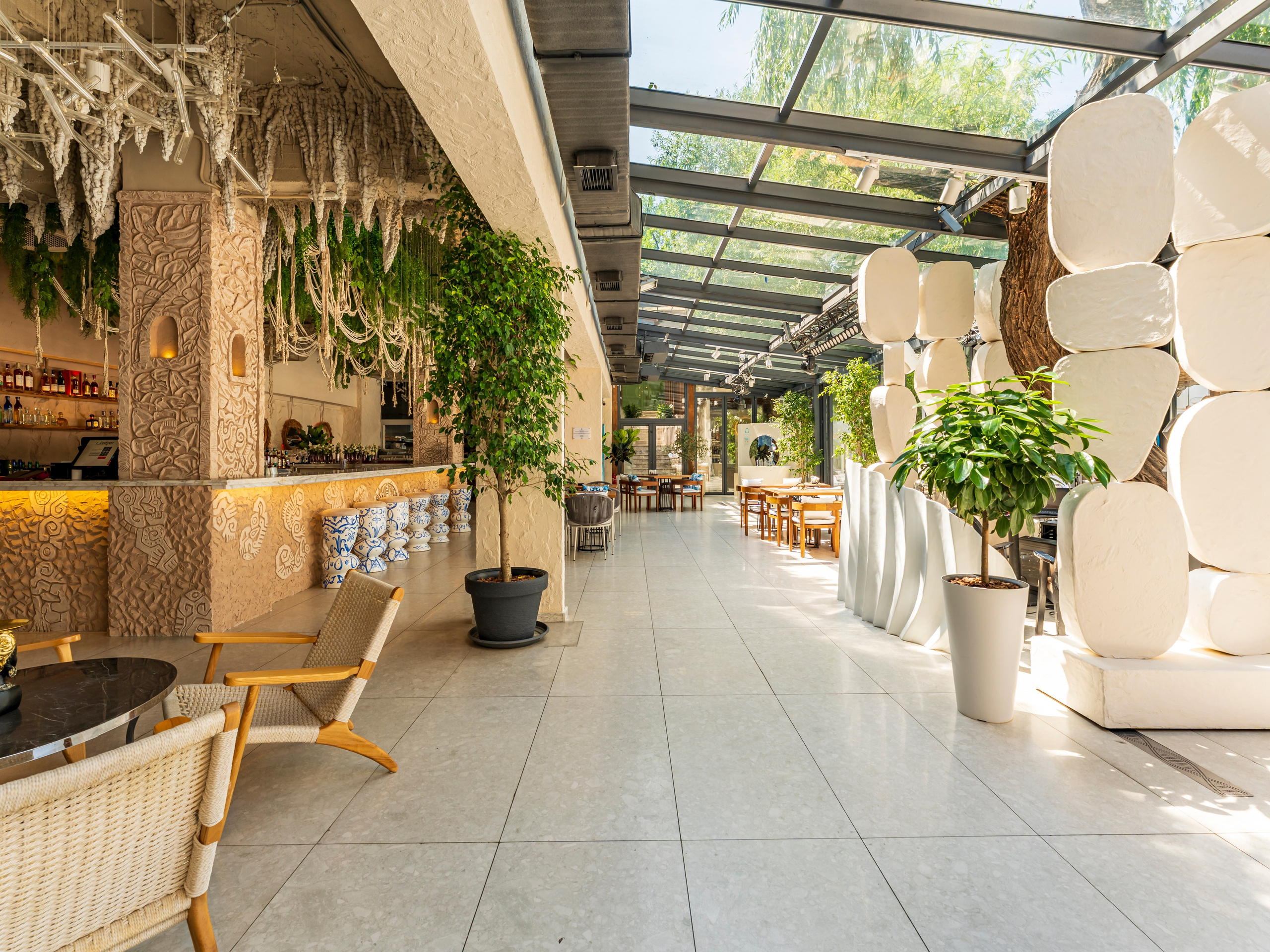 Eden Pool&Bar, съемка бассейна в июле 2026 года. Интерьерный фотограф Алматы