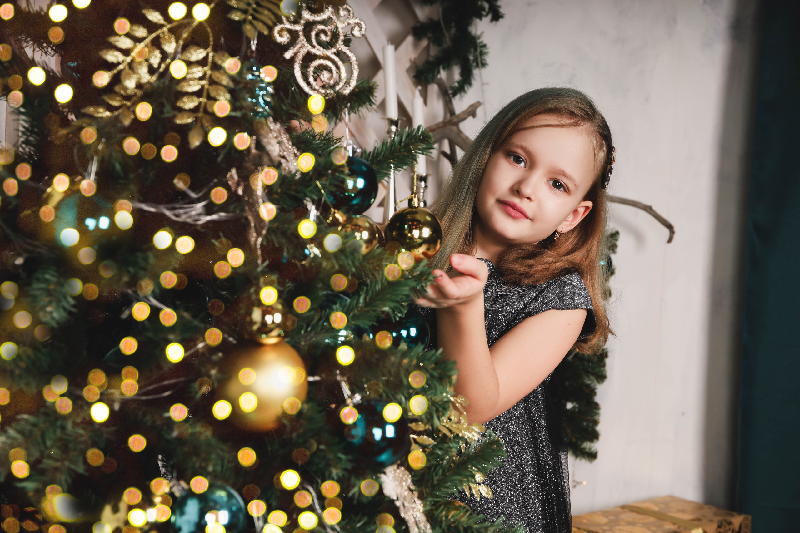 Гуля с детьми.Новогодняя 2022