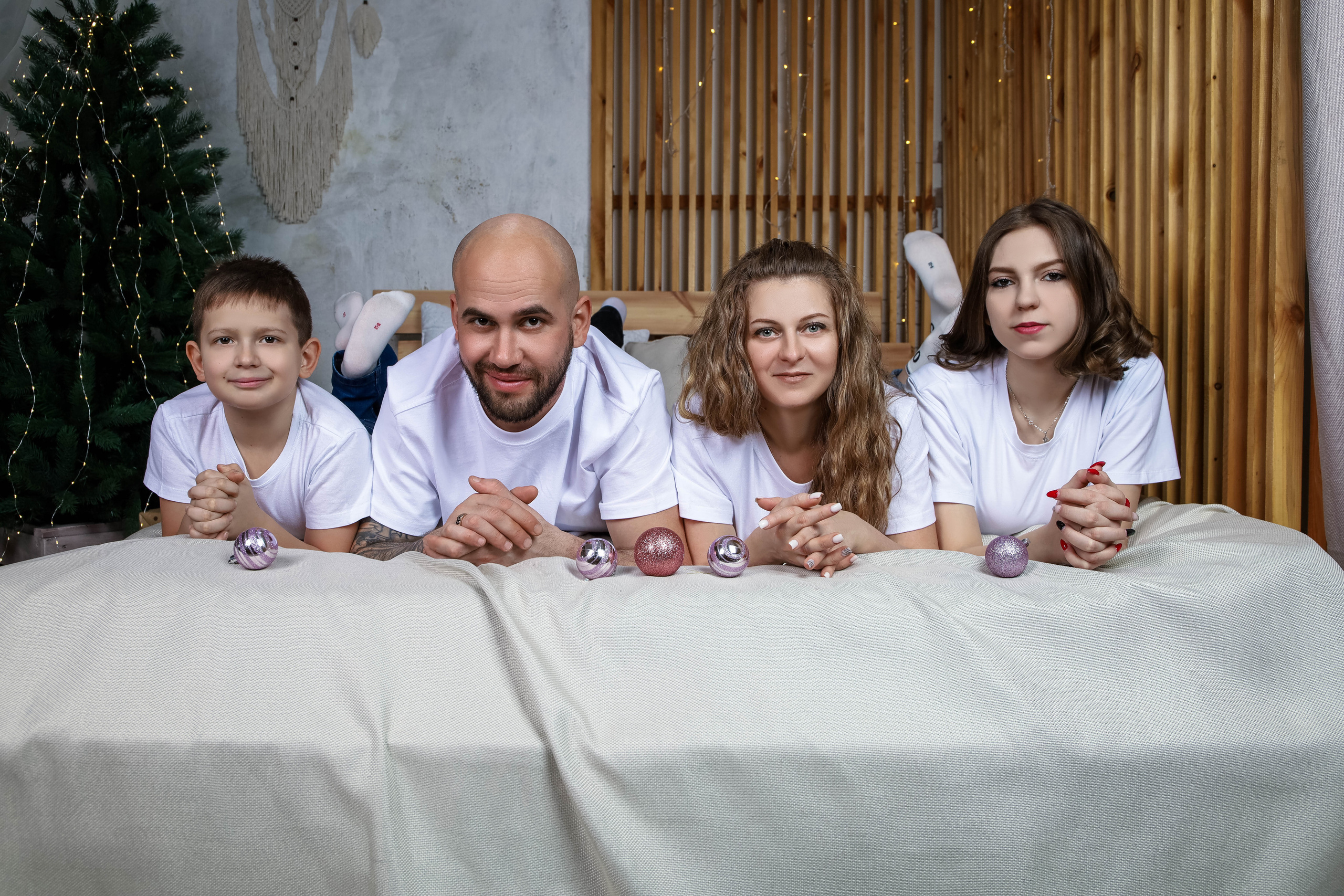 Надежда с емьей.Новогодняя 2022