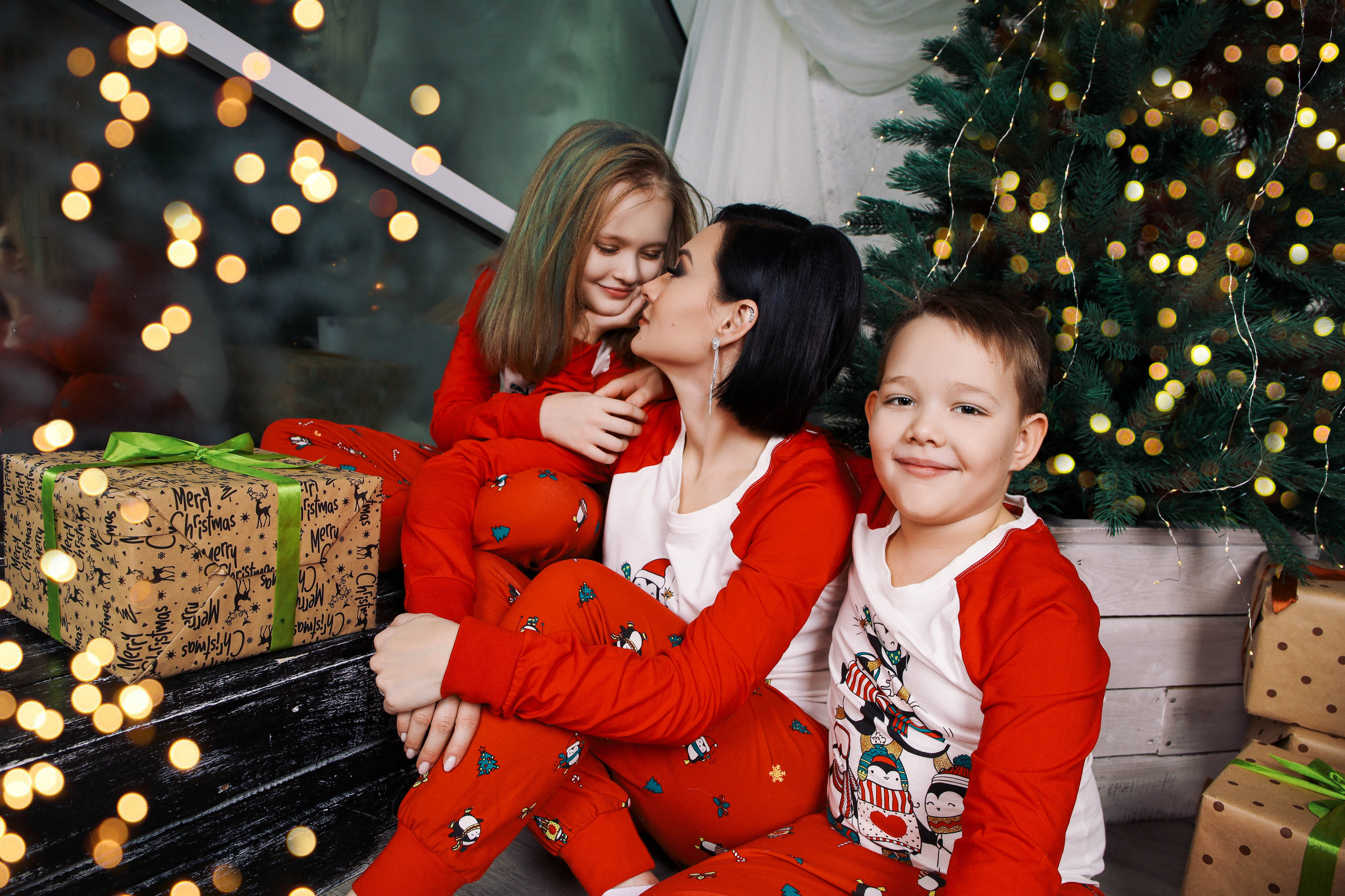 Гуля с детьми.Новогодняя 2022