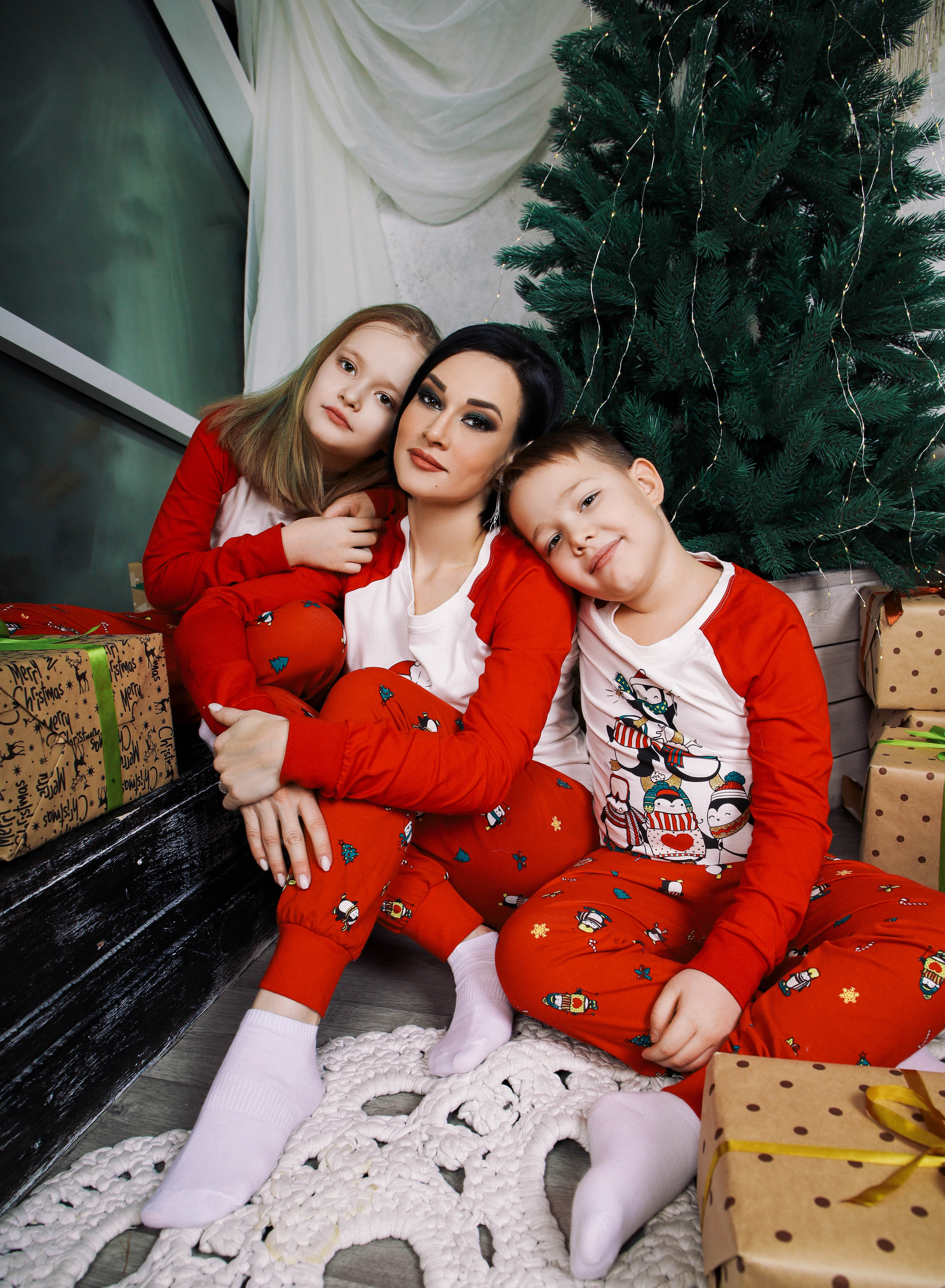 Гуля с детьми.Новогодняя 2022