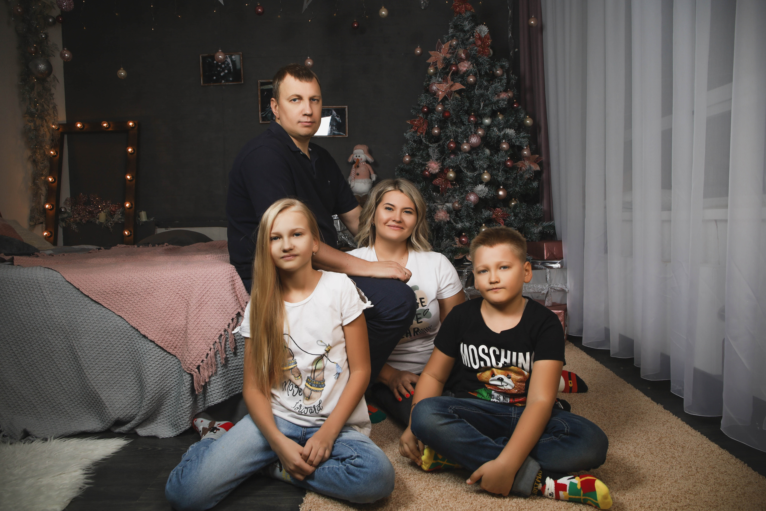 Ксения с семьей.Новогодняя 2022