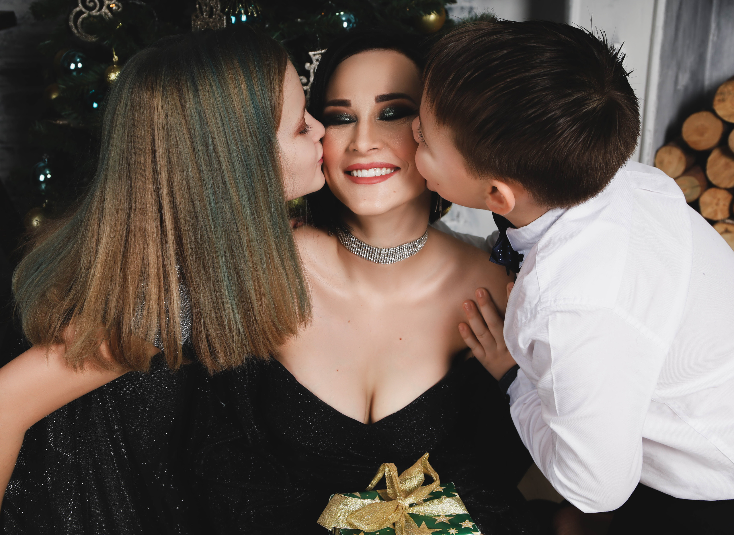 Гуля с детьми.Новогодняя 2022