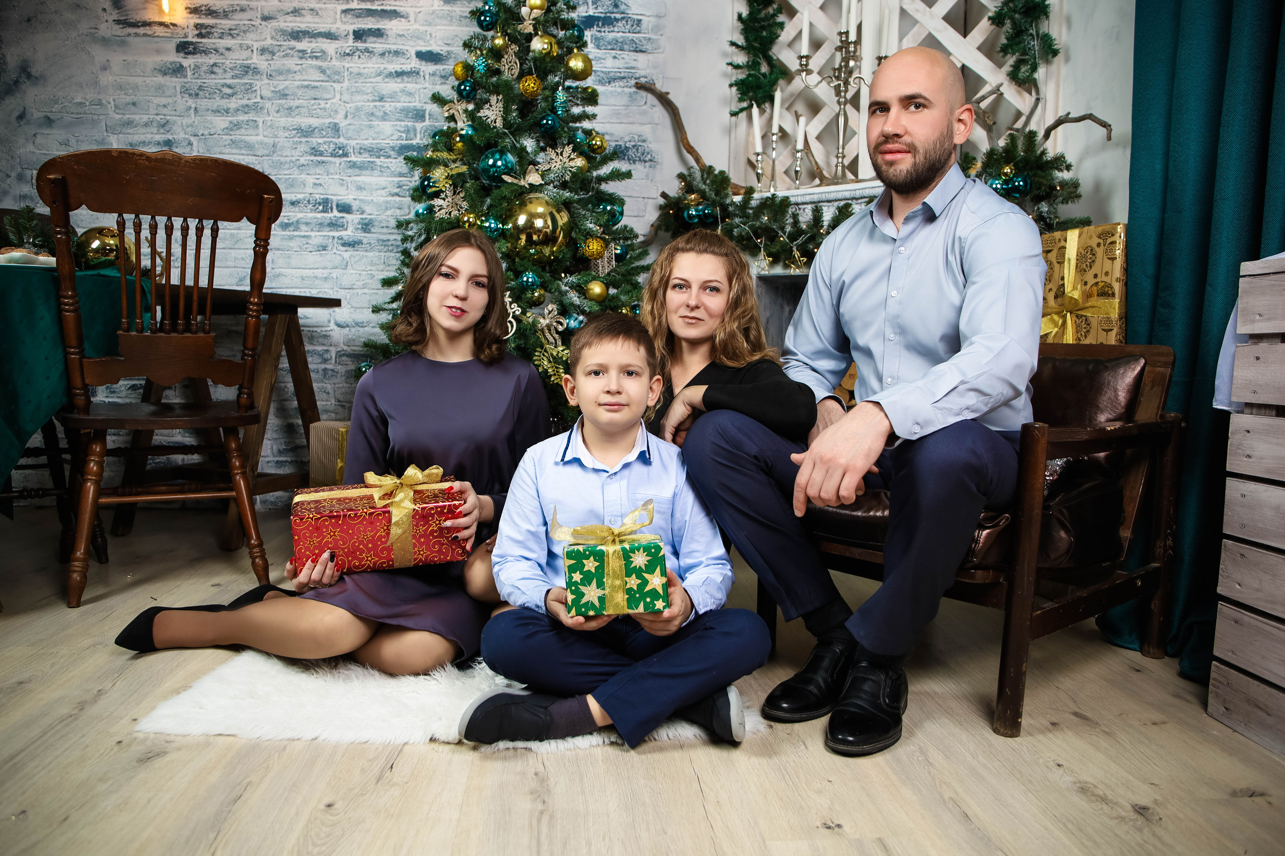 Надежда с емьей.Новогодняя 2022