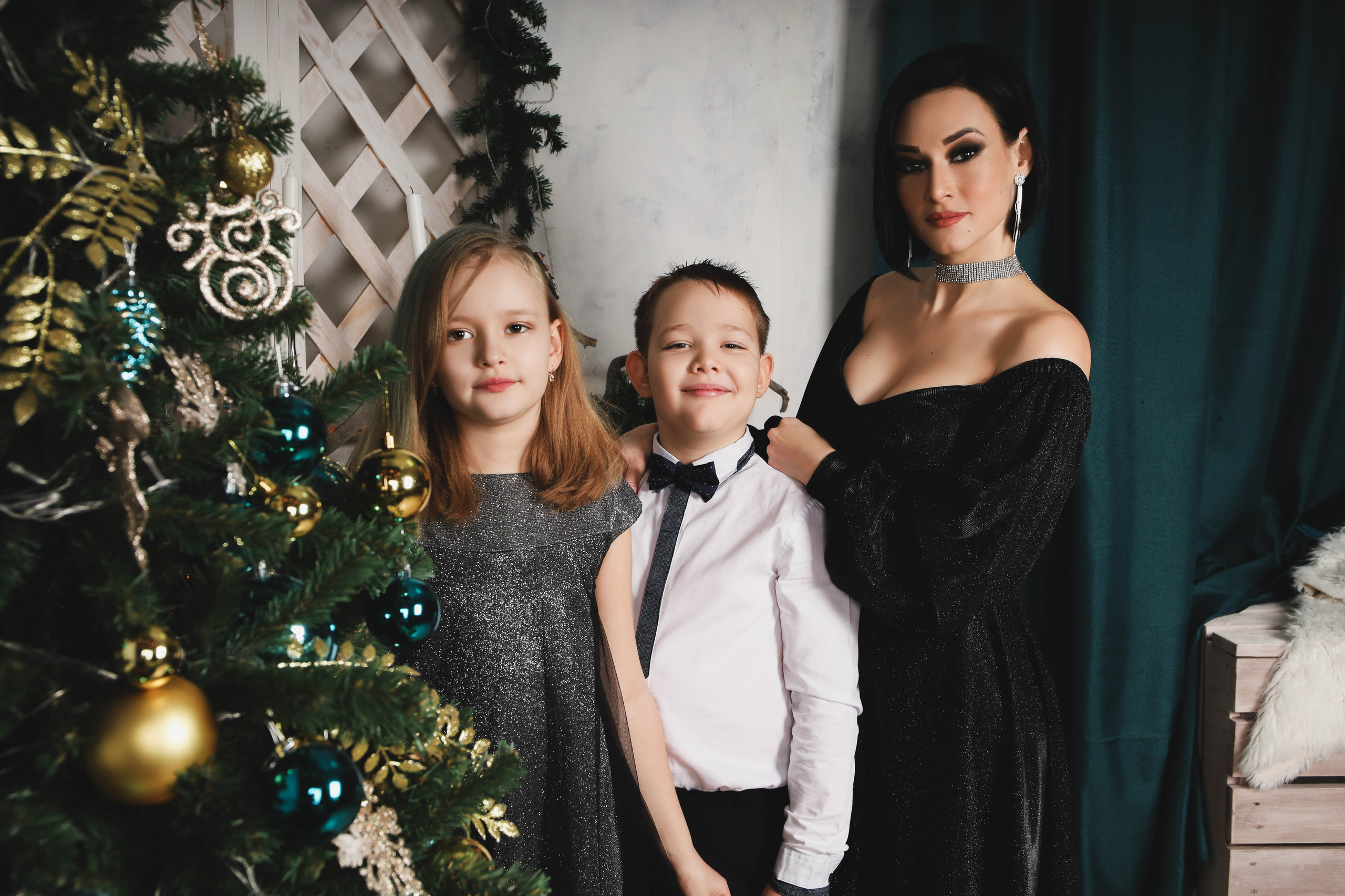 Гуля с детьми.Новогодняя 2022