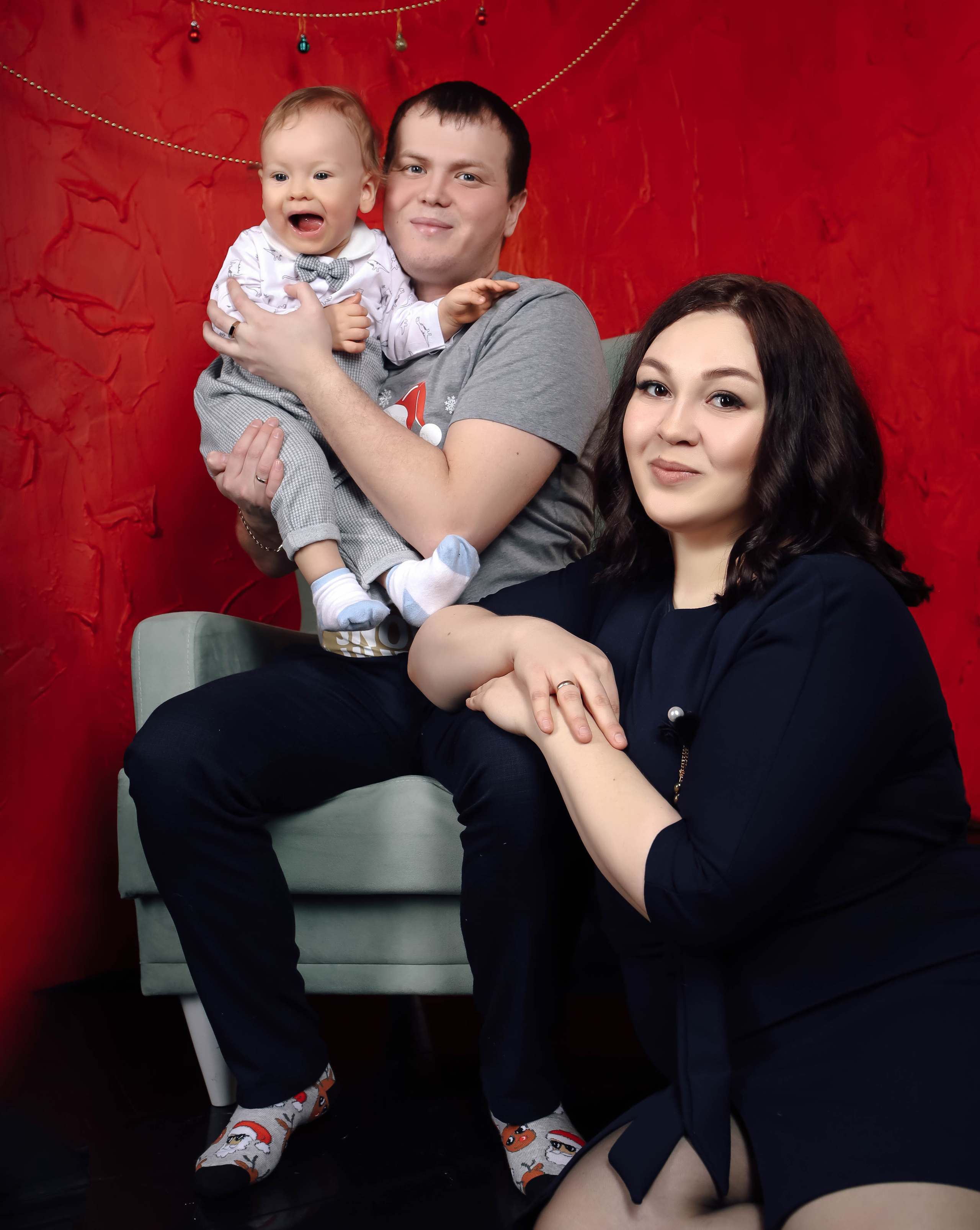 Анна с семьей.Новогодняя 2022