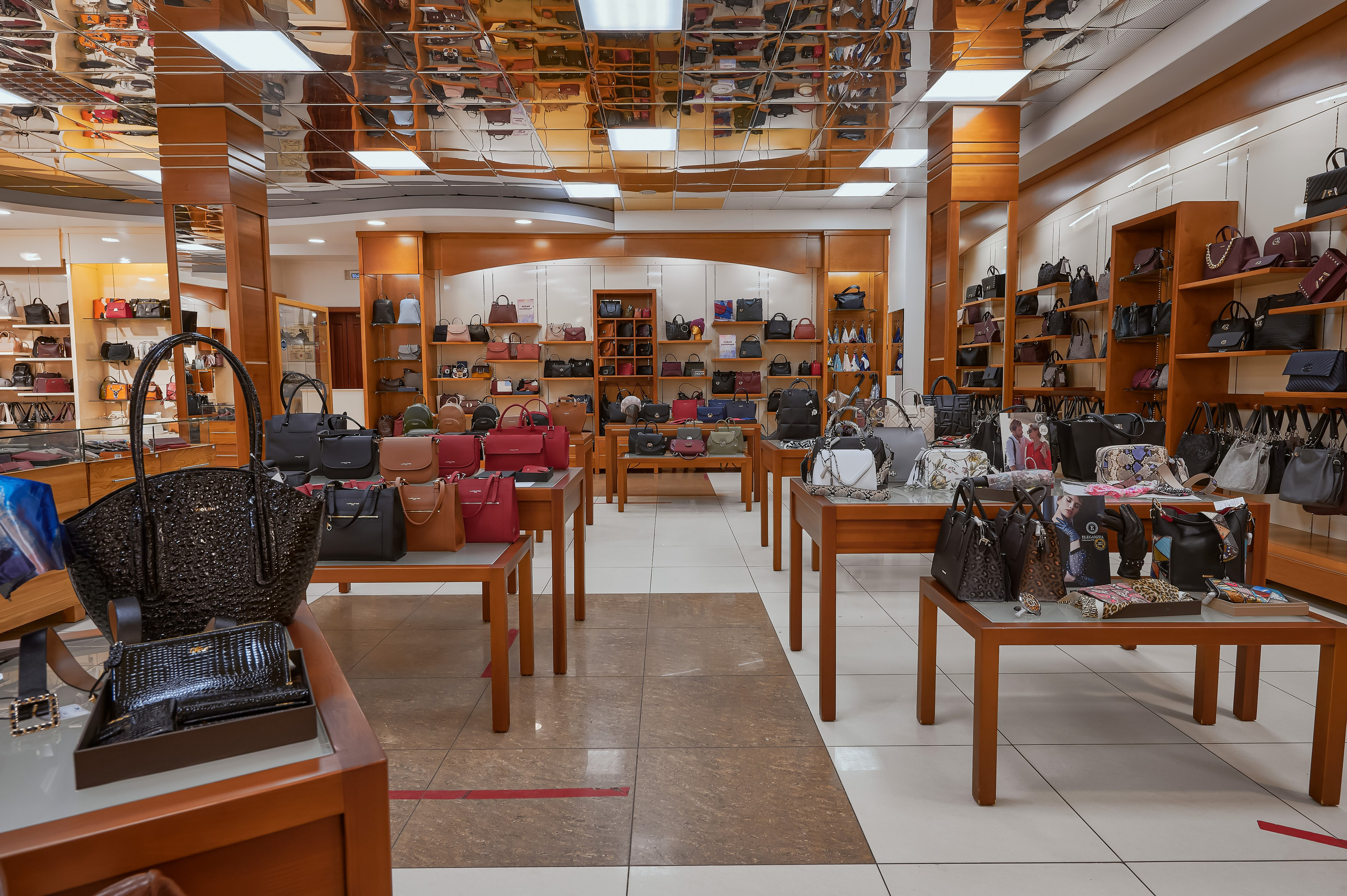 Портфолио по интерьерной и экстерьерной фотосъёмки: Мир Сумок — Правый берег. Фотограф Яковлев Роман — Красноярск