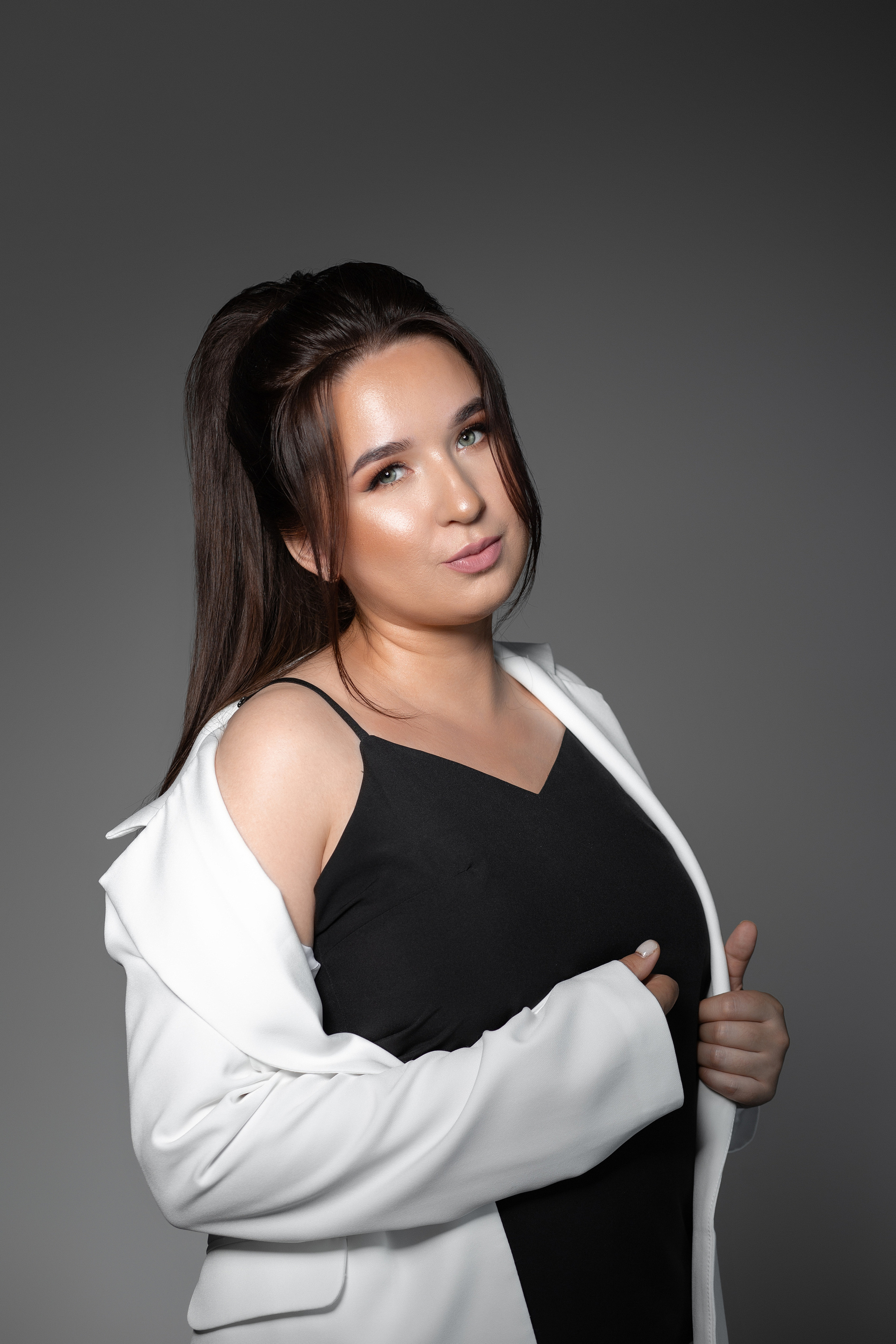 Фотосъемка в стиле Vogue (на однотонном фоне). Фотограф в городе Мелеуз Мусакаева Элиза