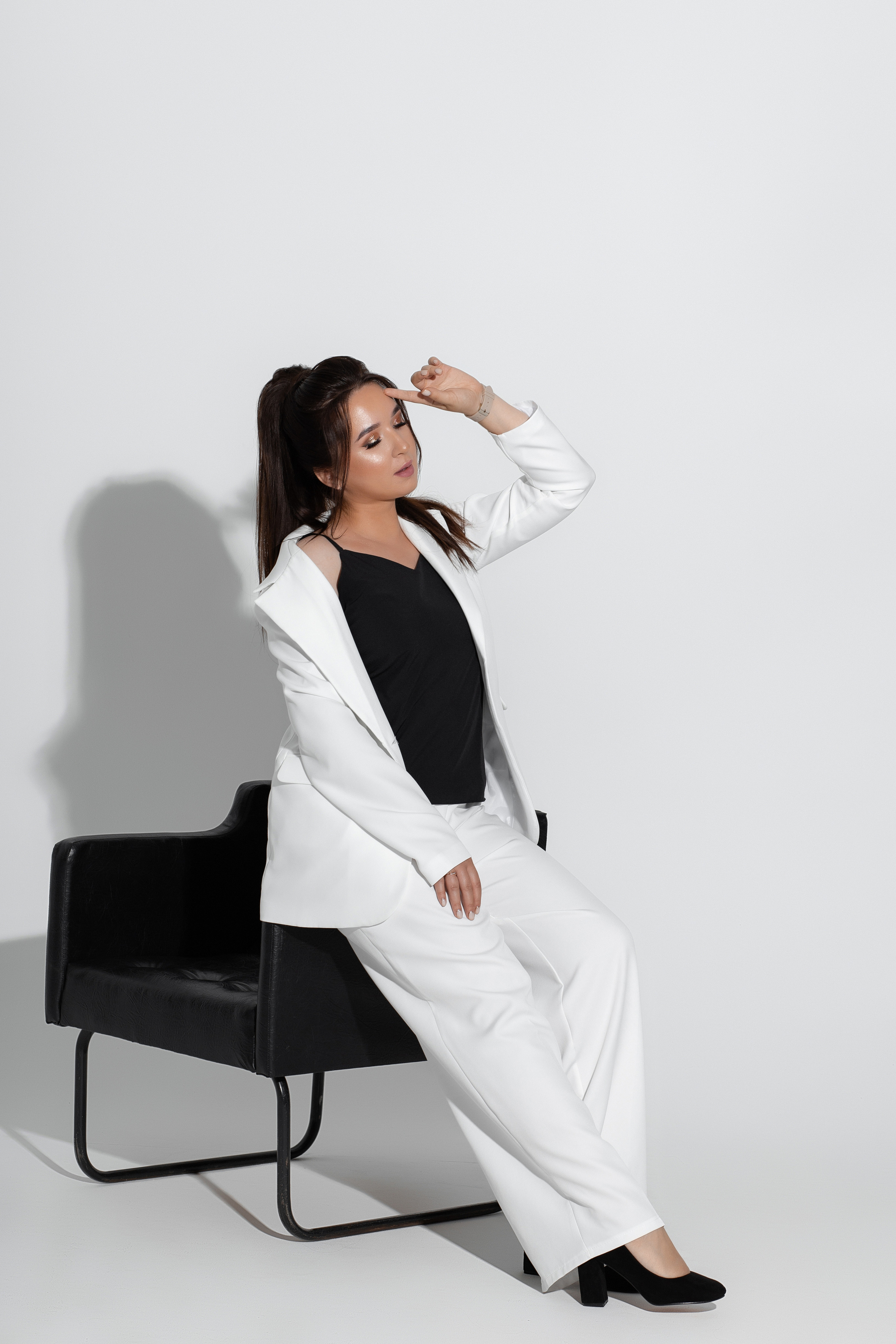 Фотосъемка в стиле Vogue (на однотонном фоне). Фотограф в городе Мелеуз Мусакаева Элиза