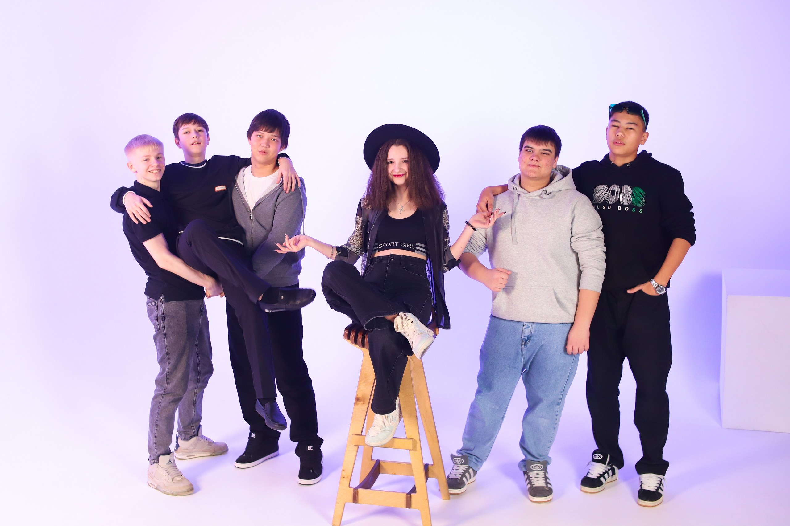 9 Класс в студии с неоном и белой циклорамой. Фотограф в Сургуте Брызгунова Анастасия