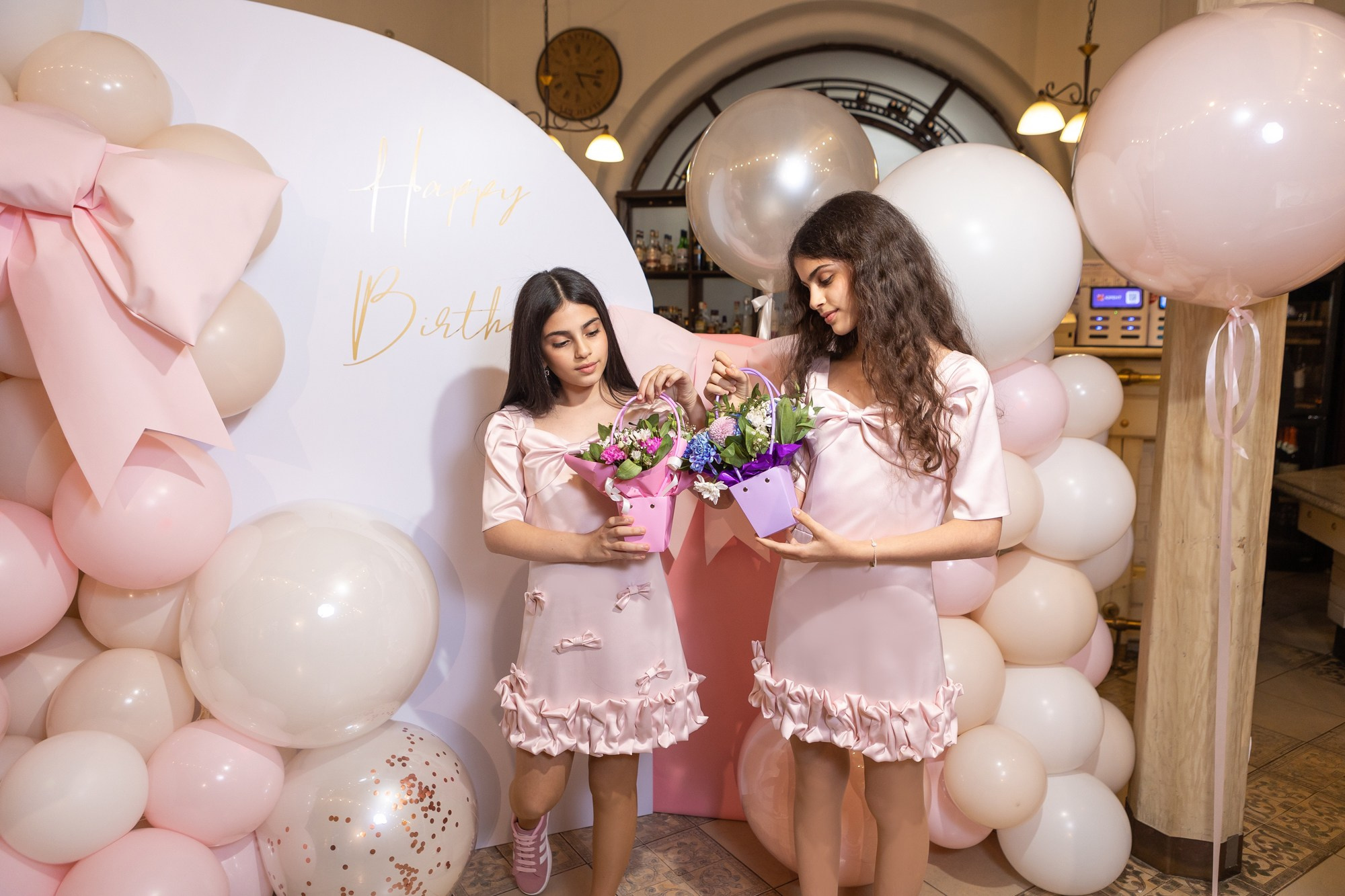 День Рождения Софьи и Лизы в ресторане «Ностальгия». Фотограф в Оренбурге. Профессиональный фотограф