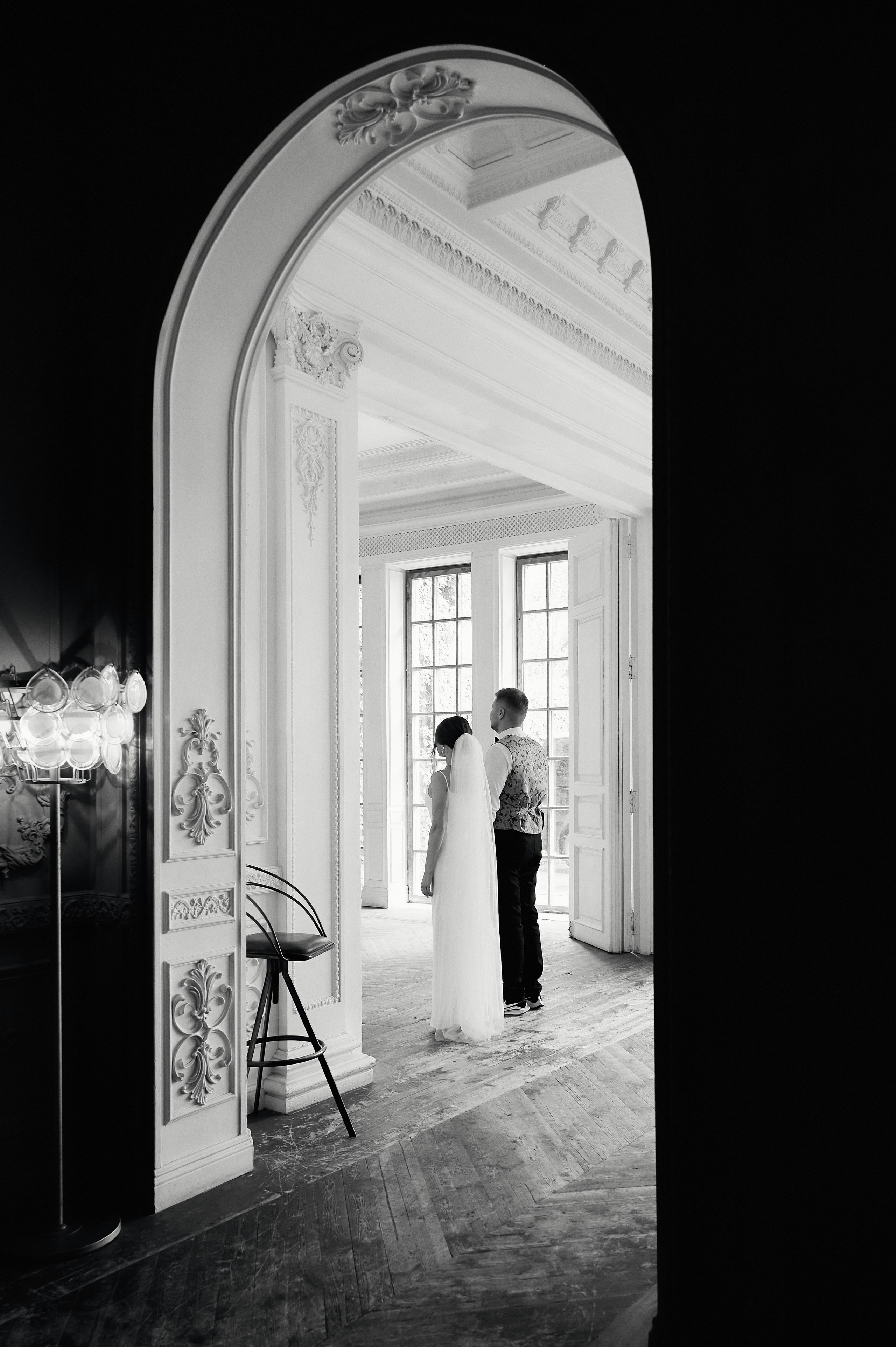 Пара на фоне классической архитектуры, портрет жениха и невесты, свадебный фотограф Москва