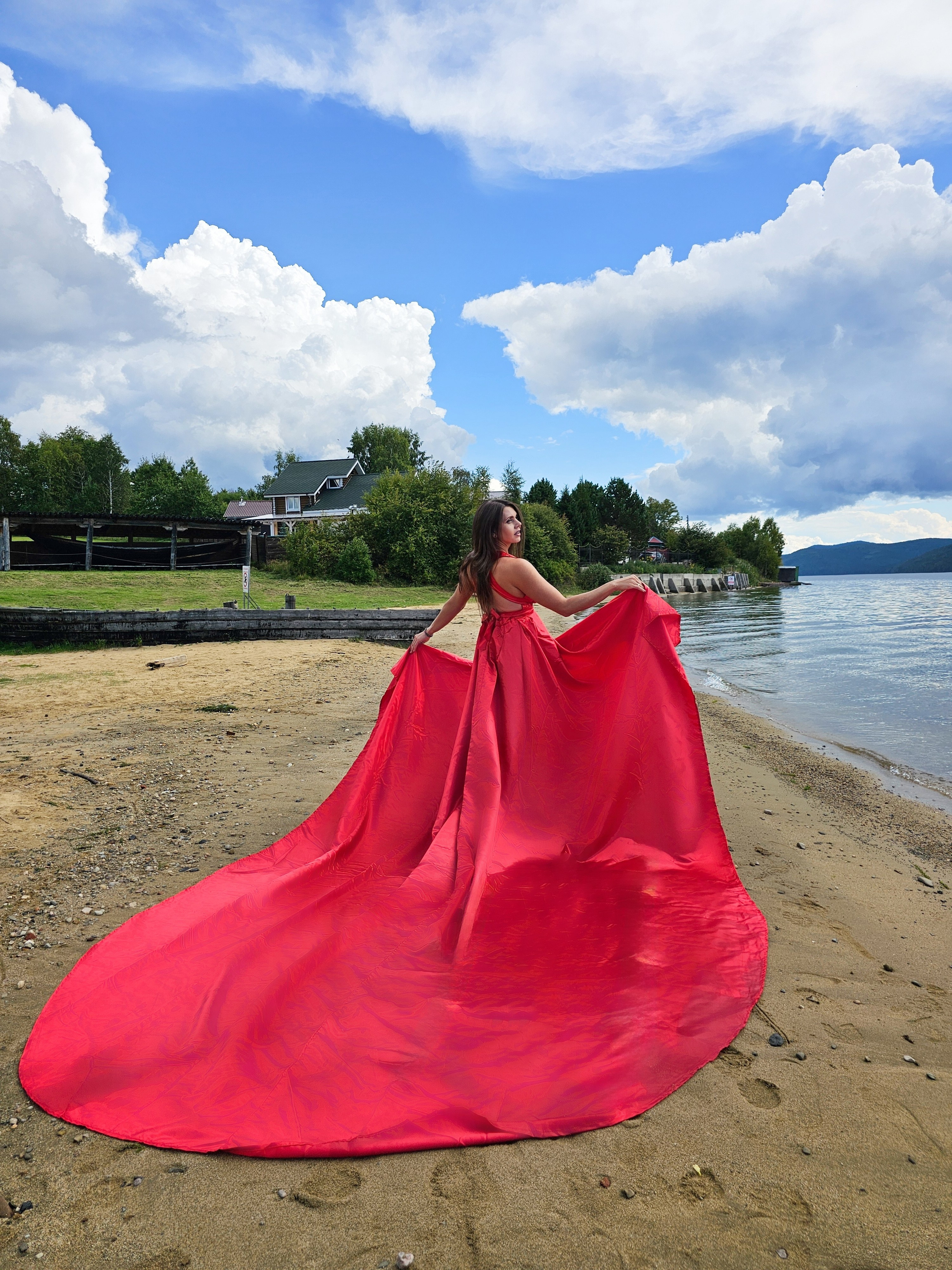 Платье со шлейфом напрокат на фотосессию на Байкале