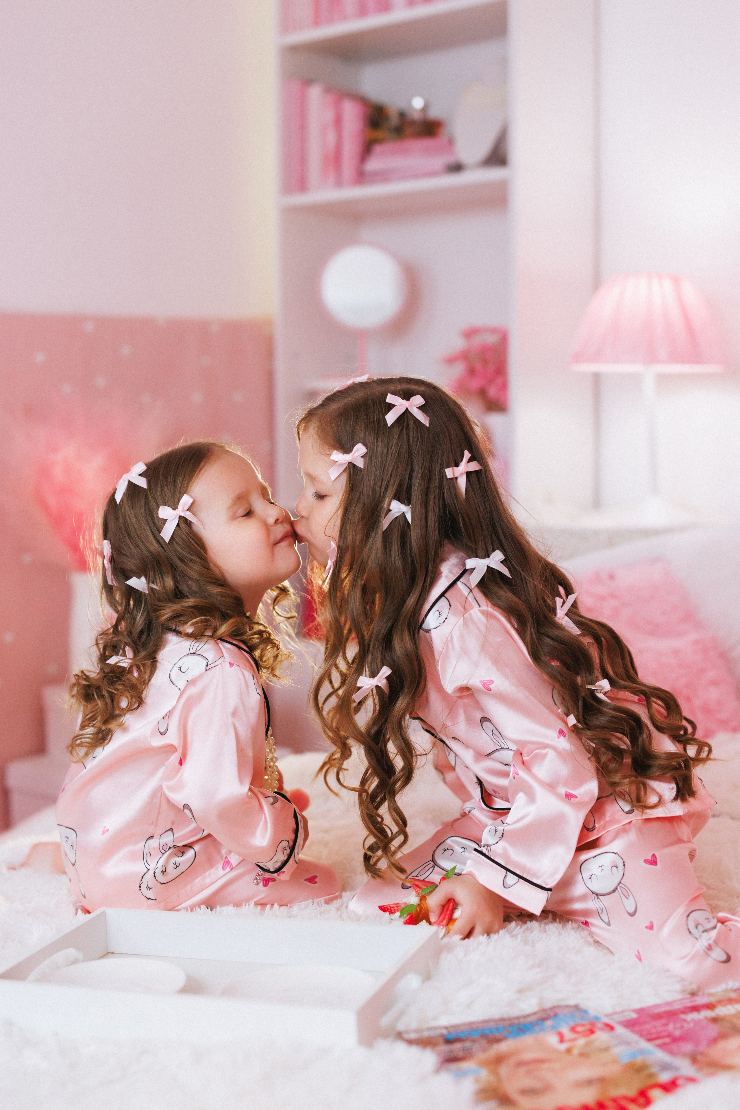 Фотосессия для девочек в интерьере розовой комнаты. Семейный и детский фотограф в Краснодаре Анна Трашкова