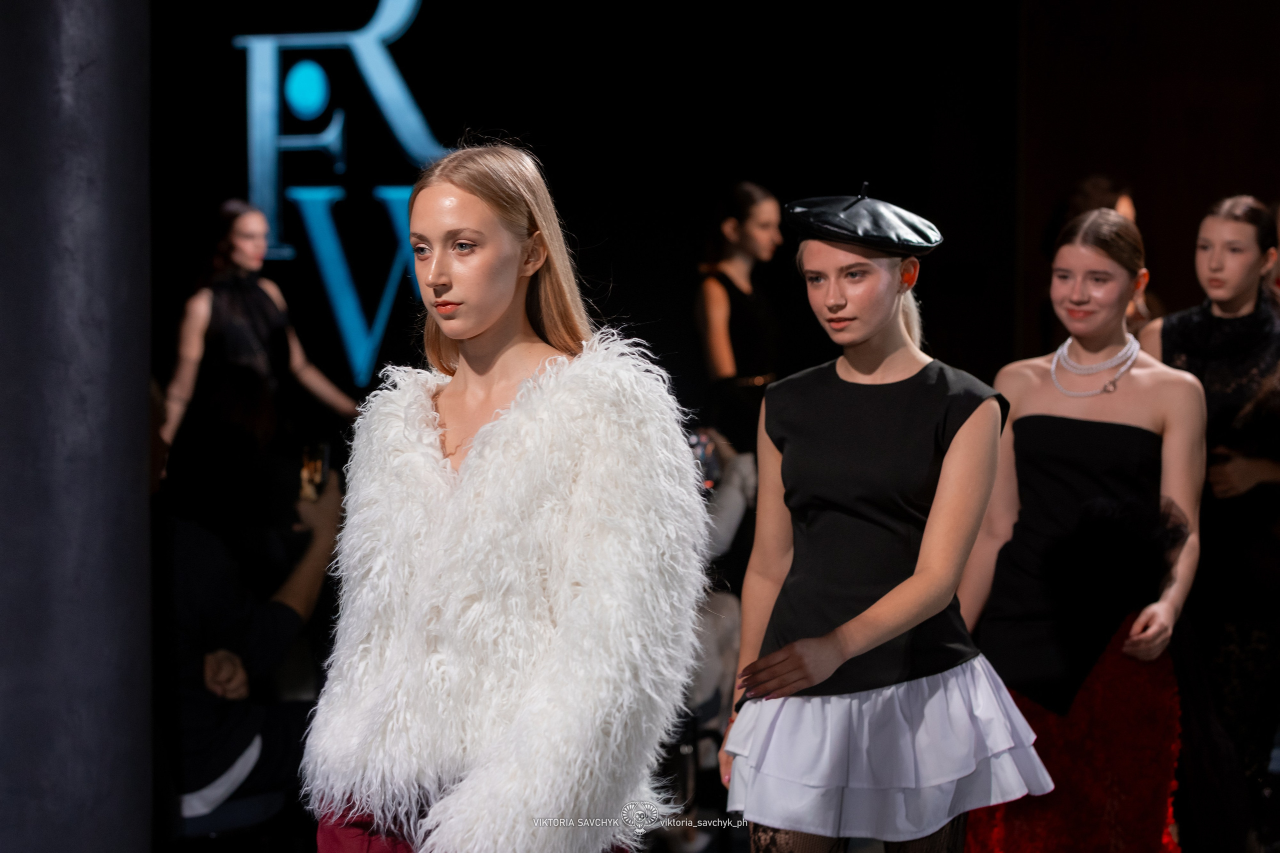 Подиум Rostov Fashion Show 2025. Осень-зима. Фотограф в Ростов-на-Дону Виктория Савчук