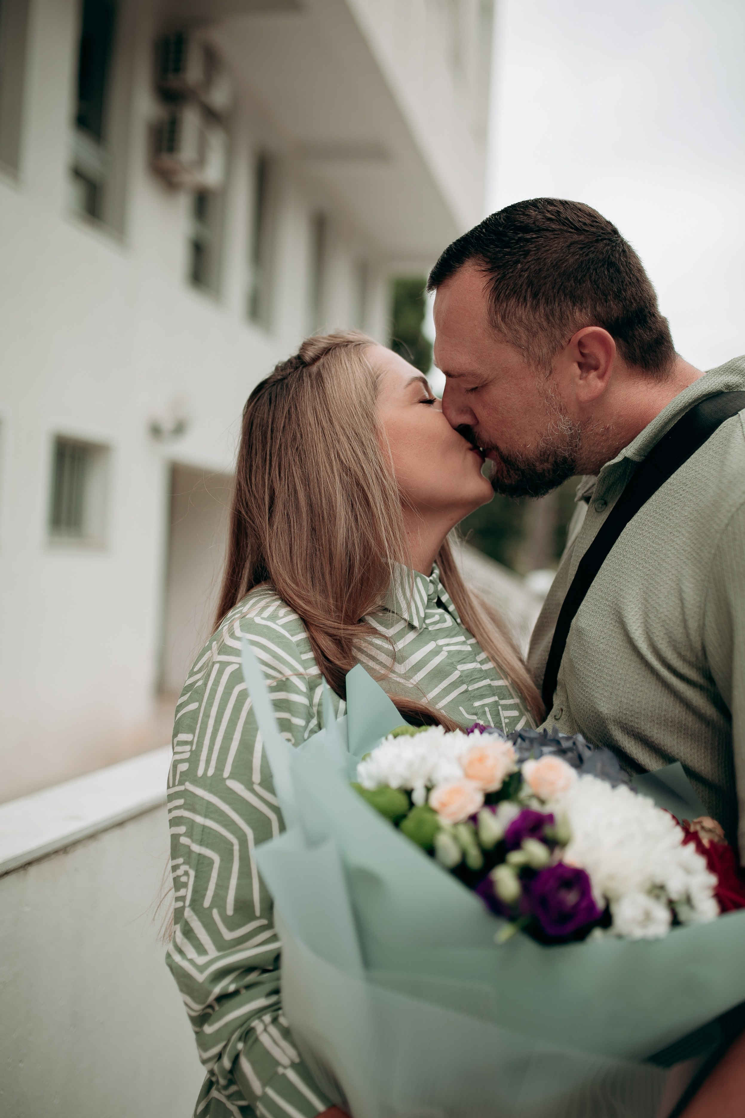 Выписка из роддома в оливковых цвета. Стильная фотосессия выписки в спокойной оливковой цветовой гамме.