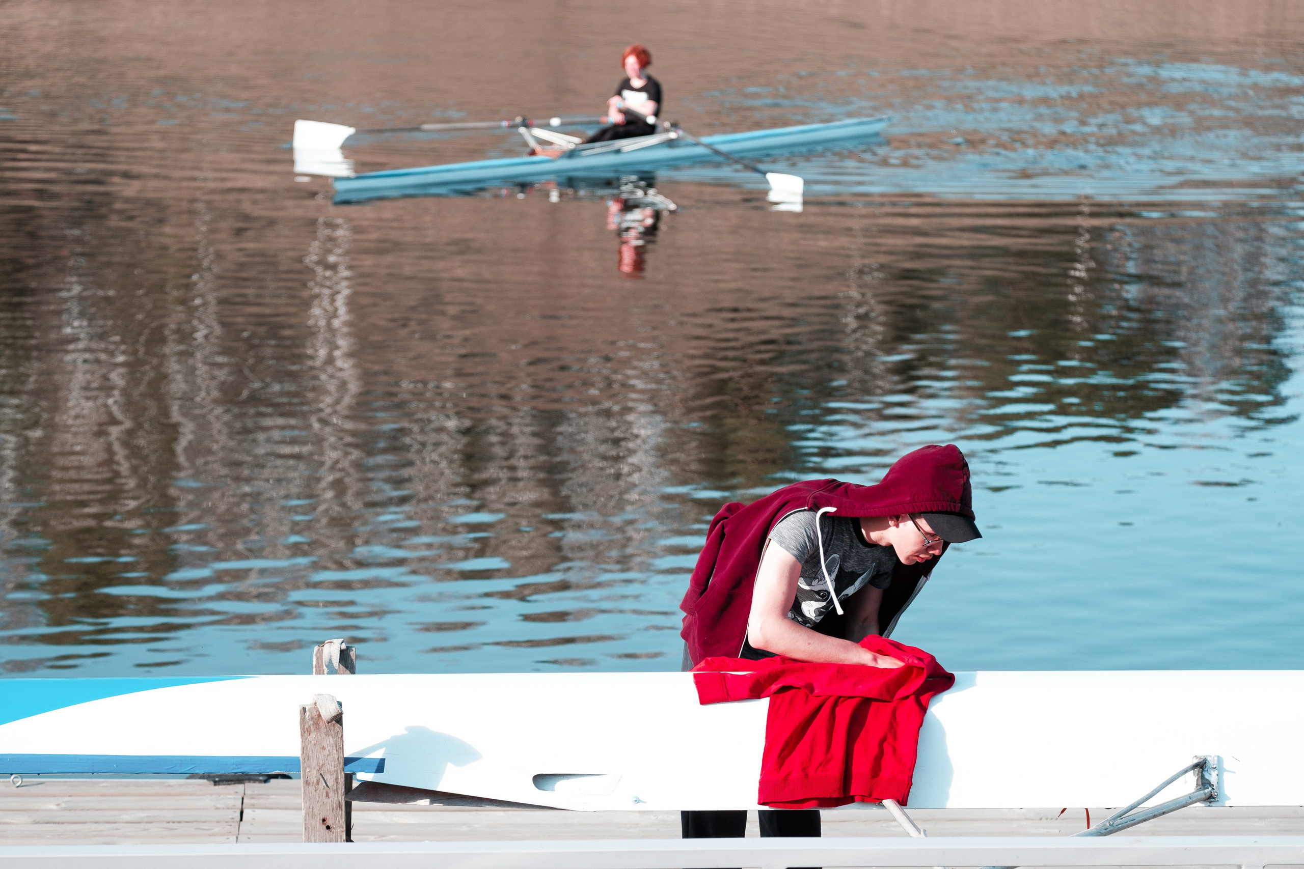 Молодой спортсмен ухаживает за своей байдаркой