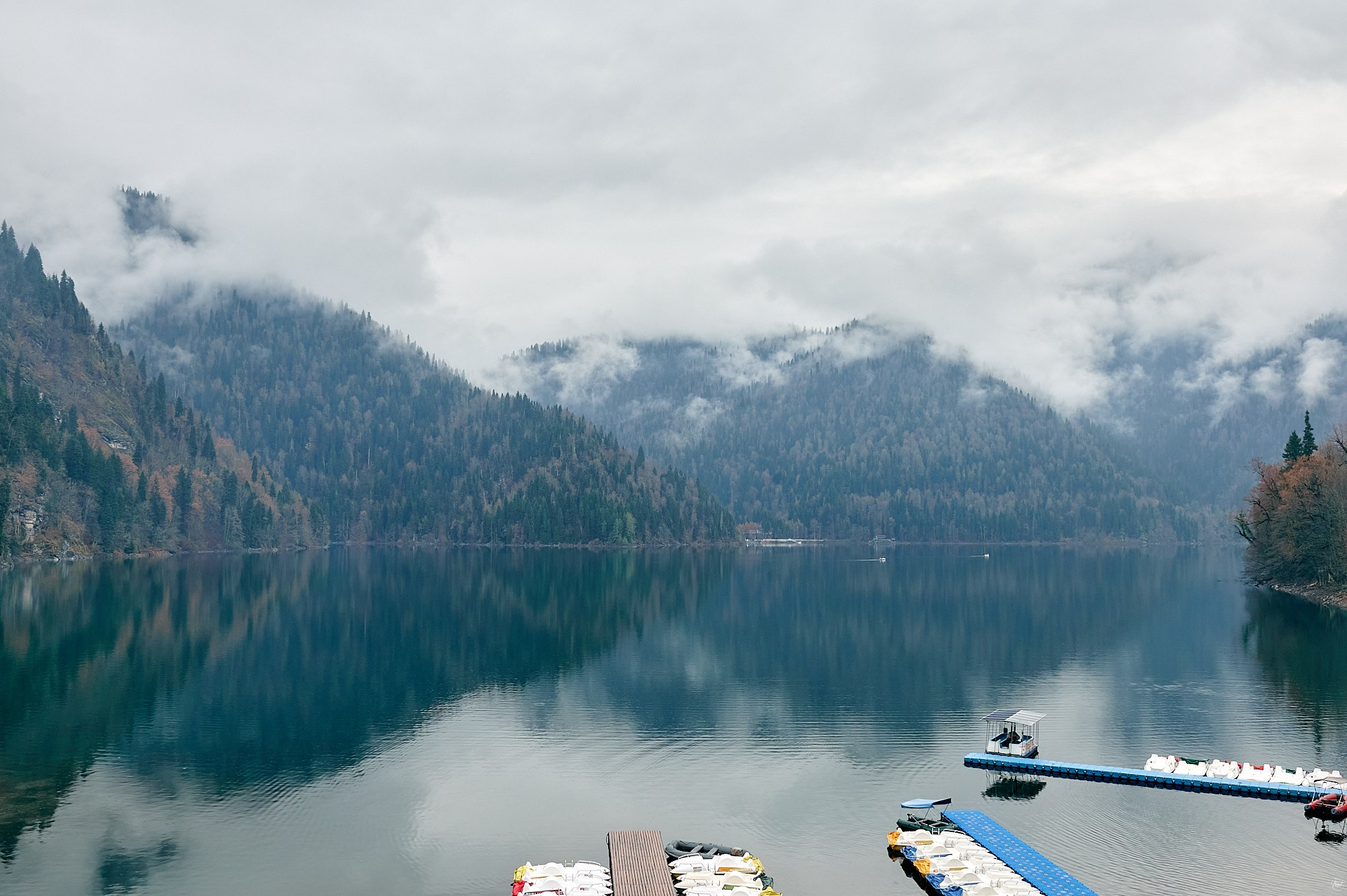 Озеро Рица, Абхазия. Декабрь 2024. Фотографии отовсюду и обо всем