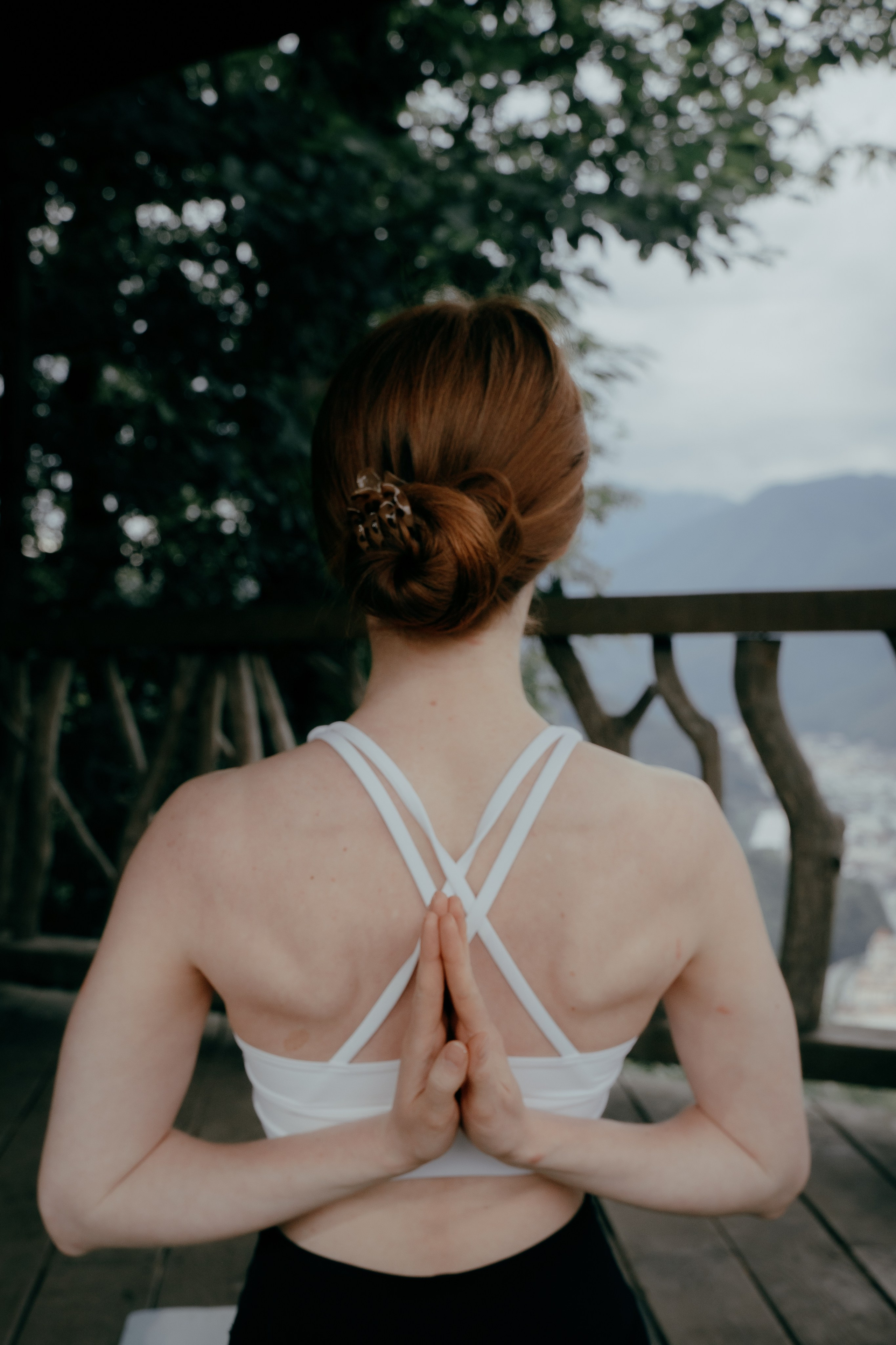 Фото девушки державший руки за спиной 