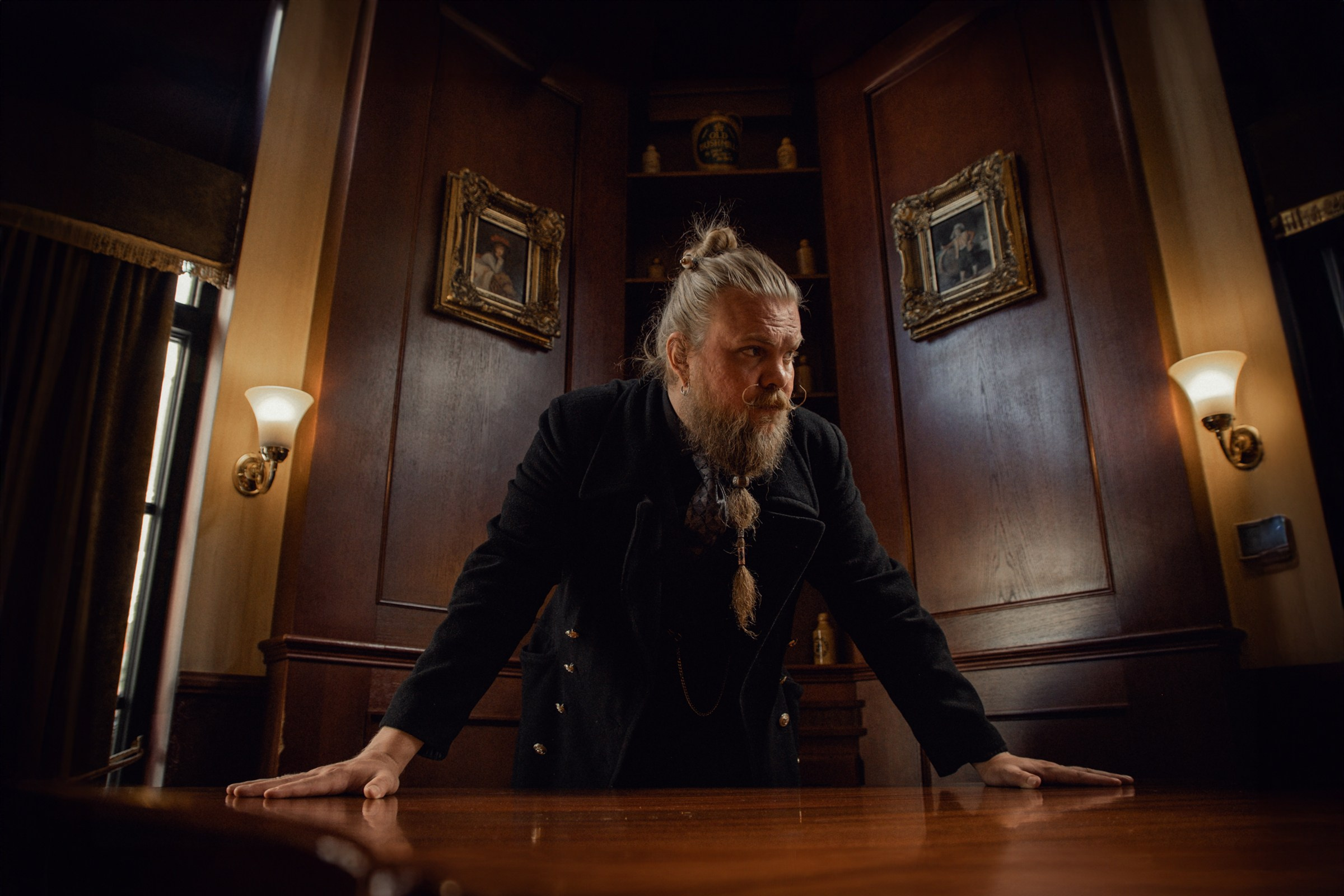 Иван. Фотосессия в баре. Фотограф Батуми | Lera Rawlick