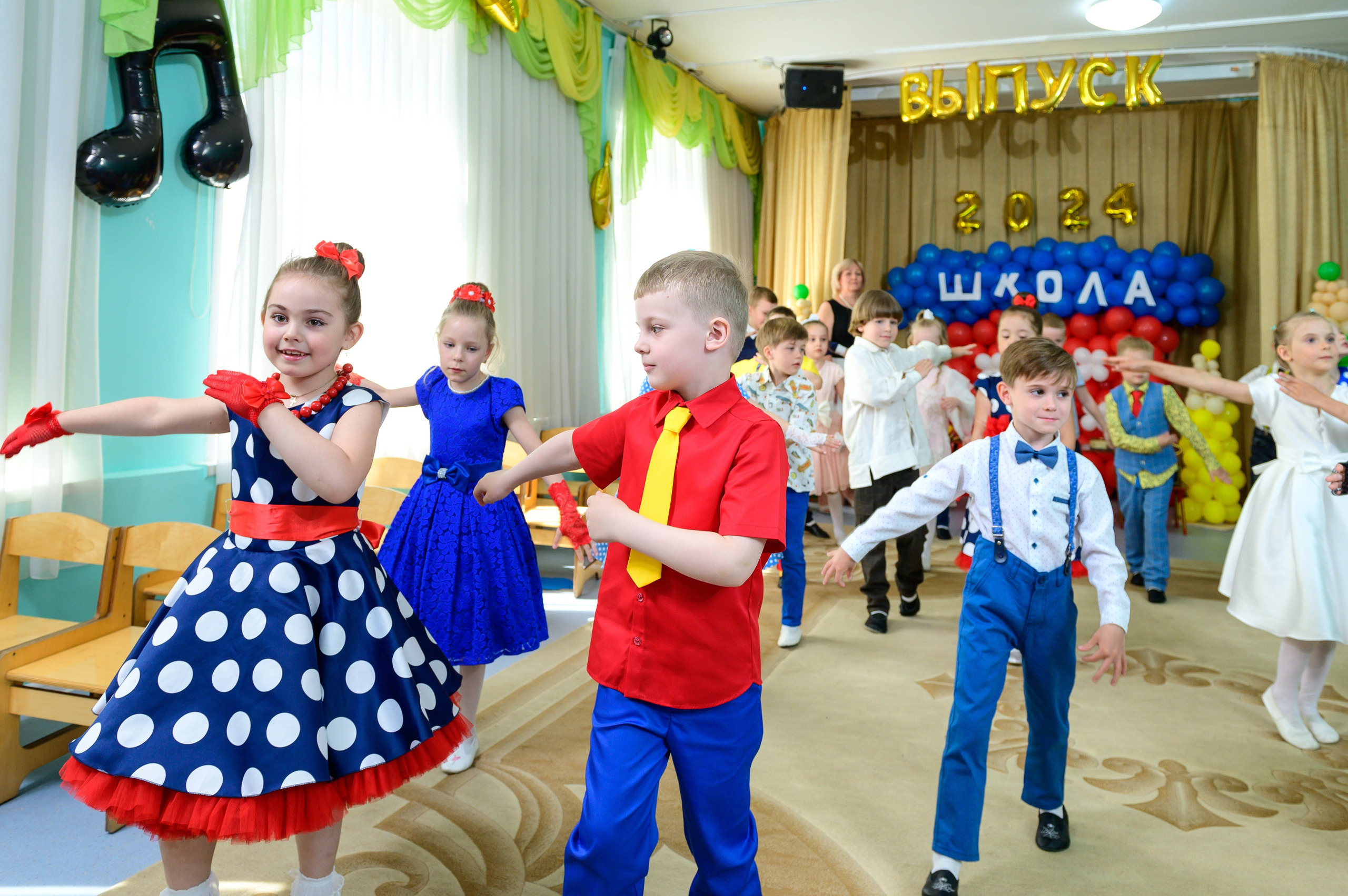Дети танцуют на утреннике в детском саду.