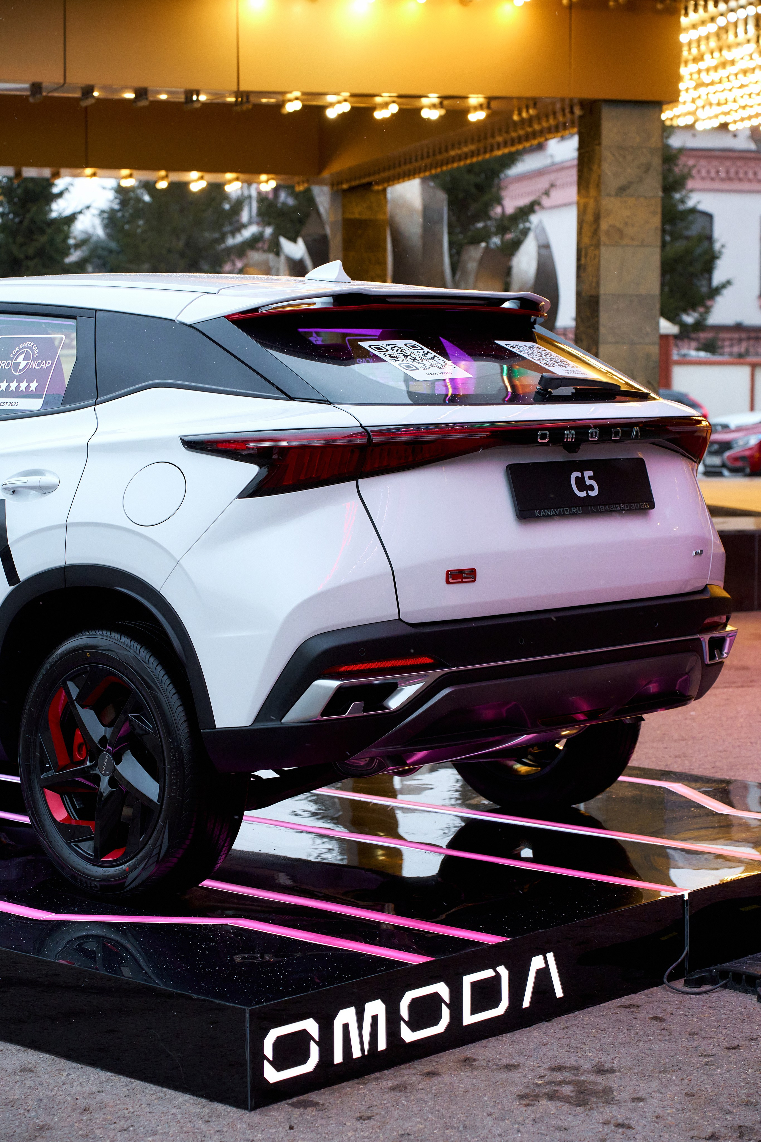 Автомобиль OMODA на светящейся промо-площадке — презентация Казань