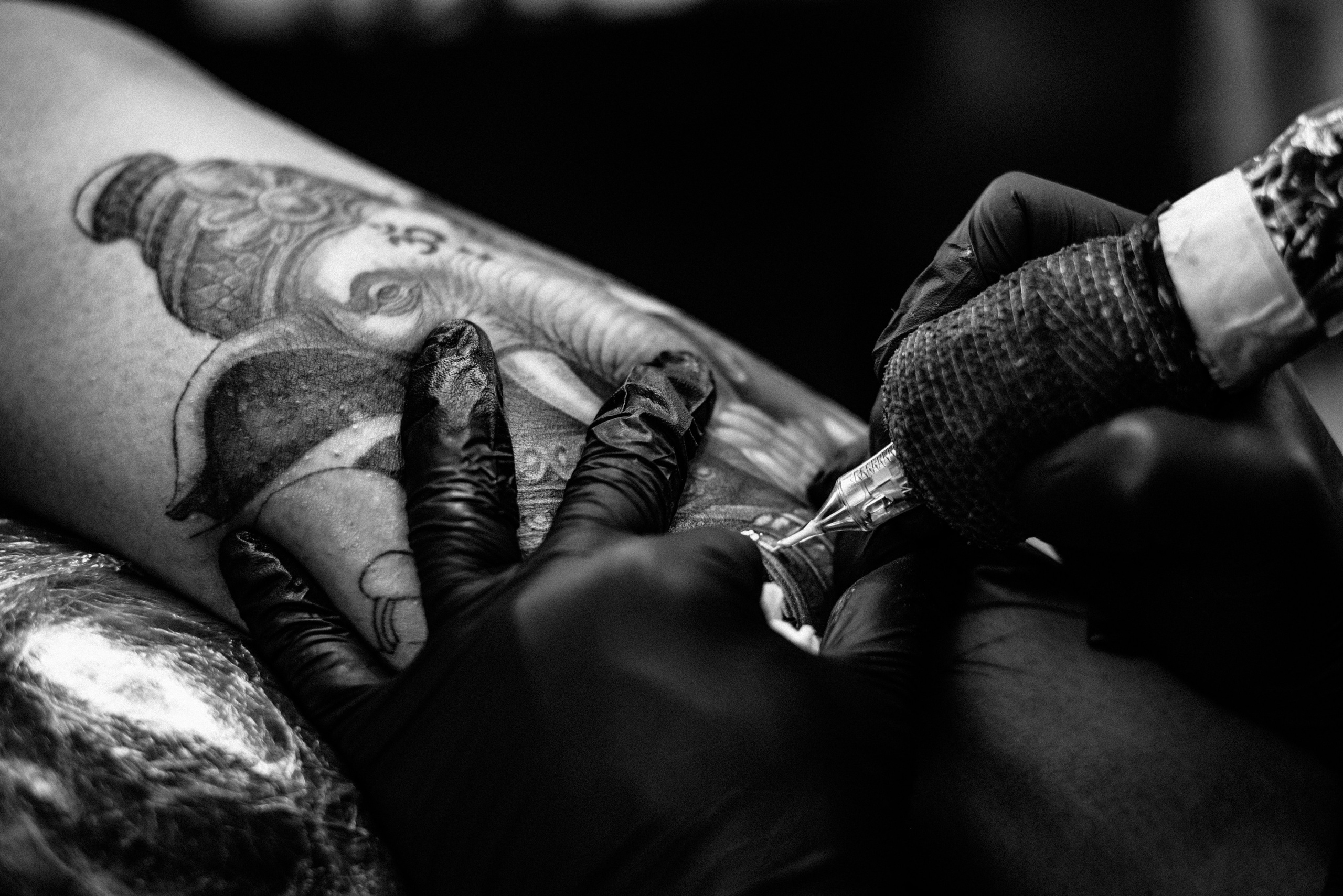 Тату-мастер. Роман Бочаров