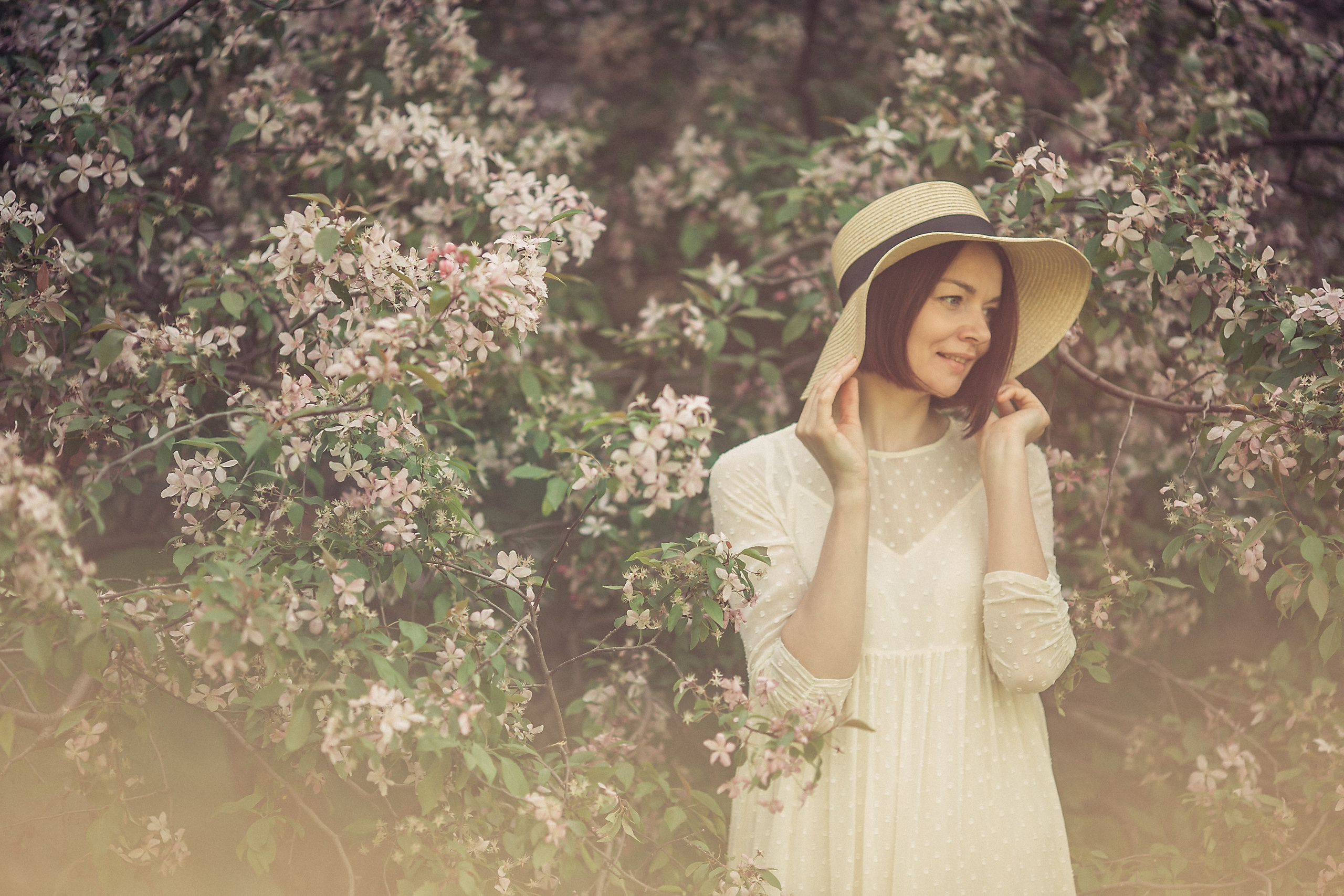 Настя в цветущем саду. Фотограф в Москве Наталья Спиридонова