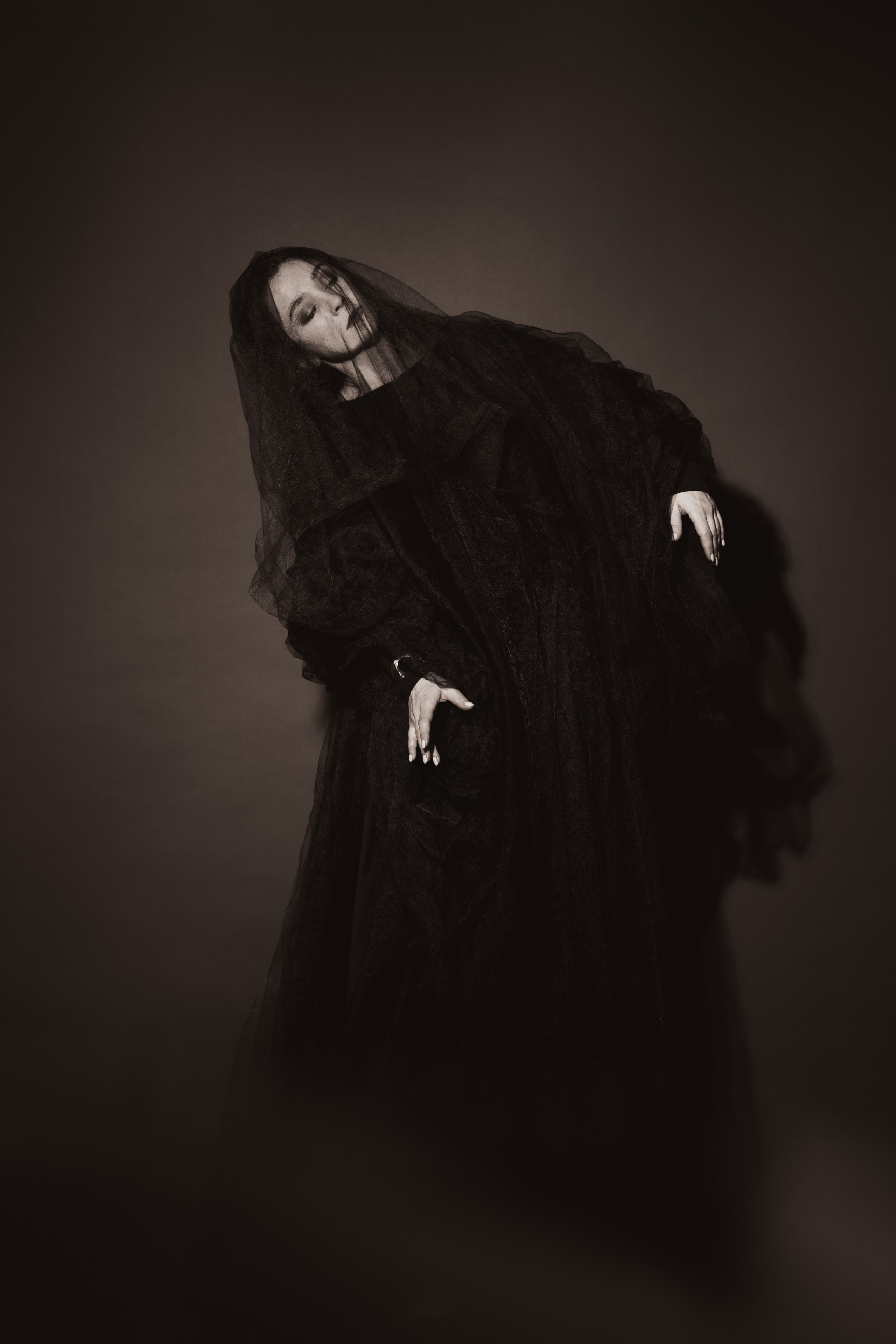 Нана Татишвили, девушка в черном платье на черном фоне