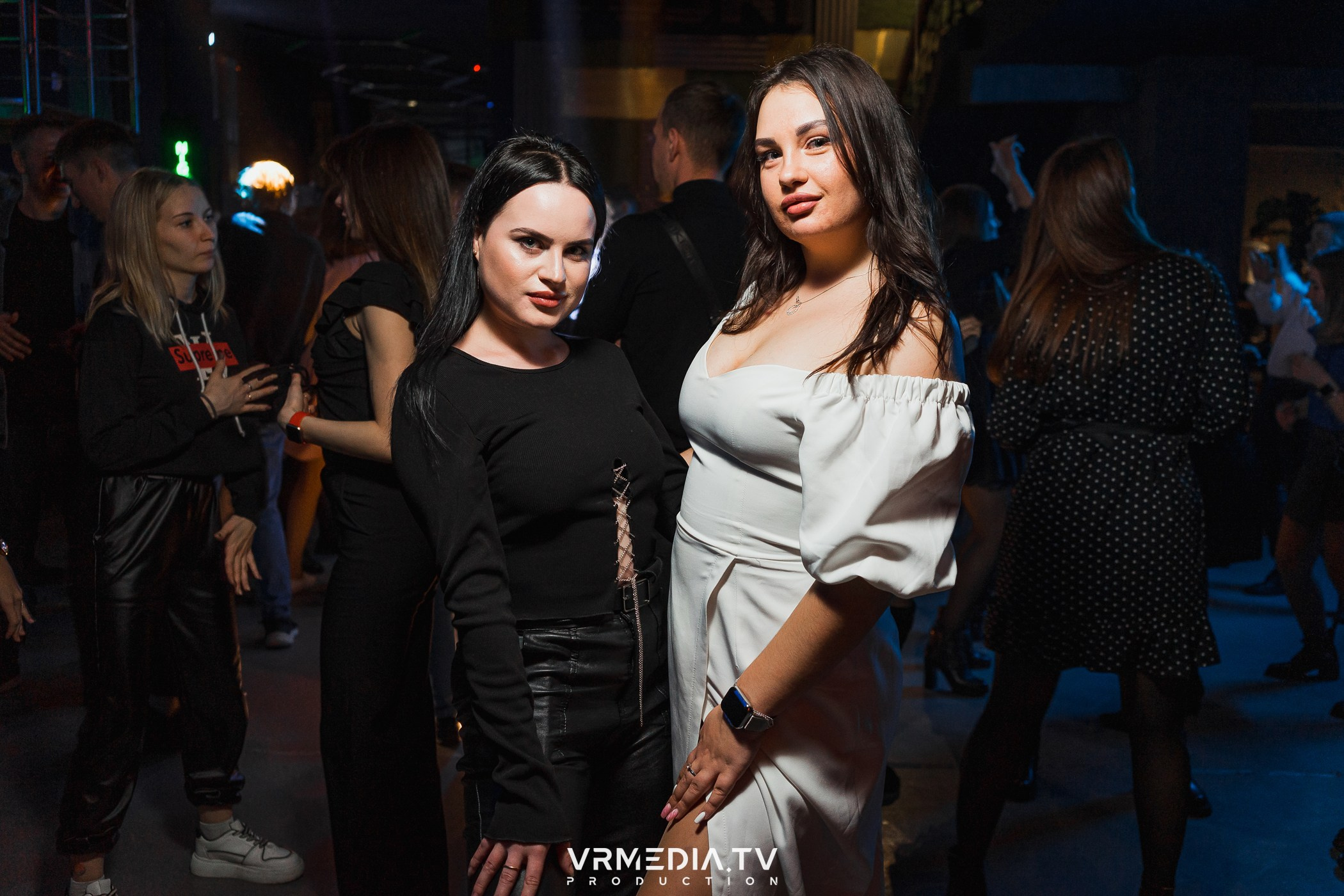 Бумажный дом в баре «Друзья»