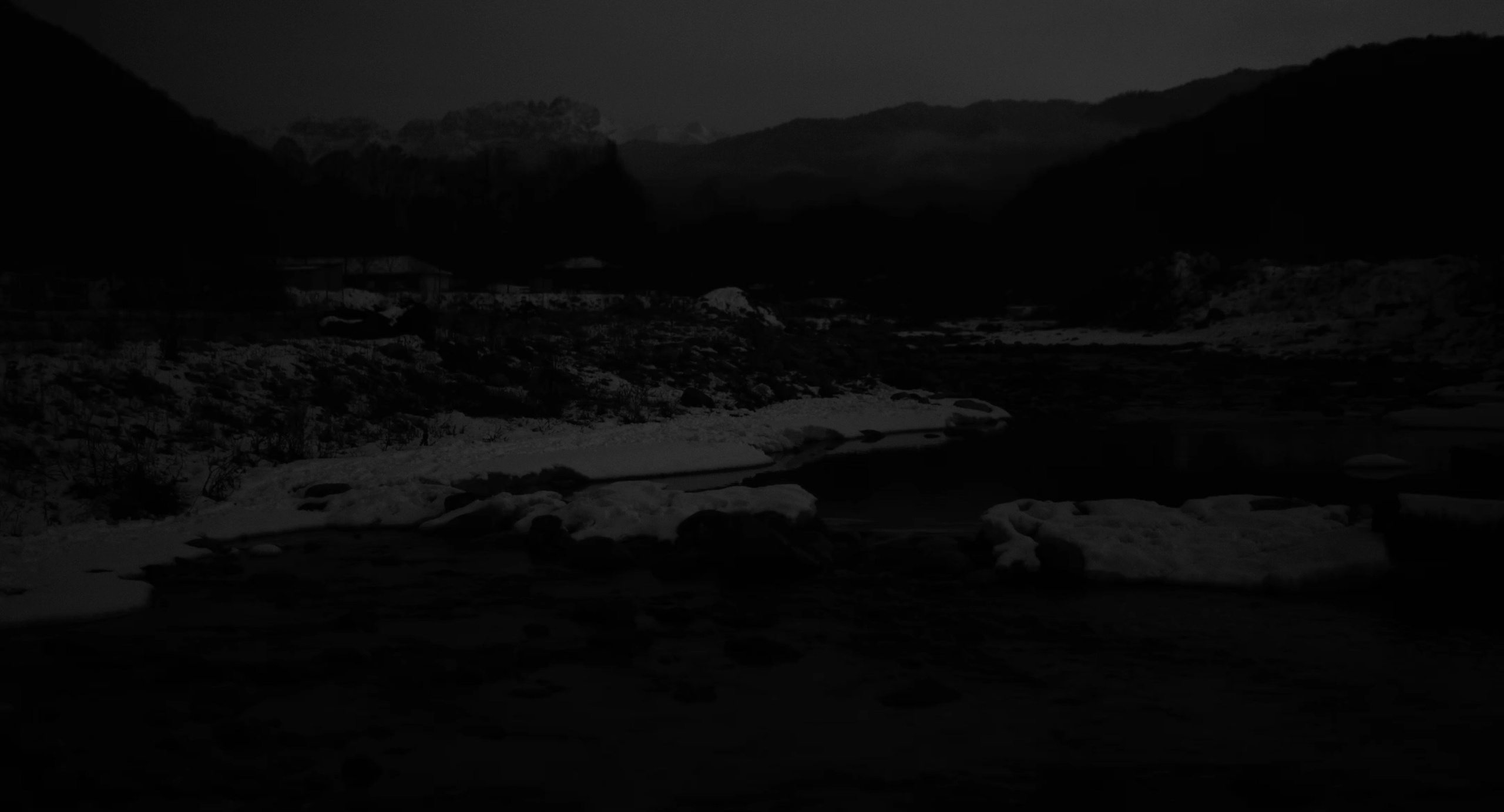 Ничего не было видно и приходилось прислушиваться. Художественная группа «Нежные Бабы»