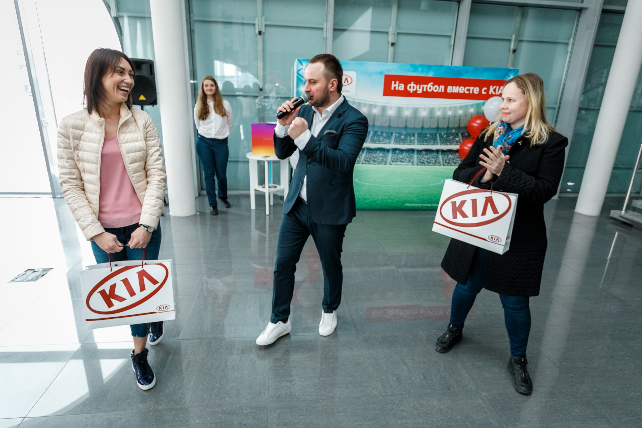 Розыгрыш билетов на ЧМ по футболу FIFA @ Киа Центр. Репортажный фотограф Максим Полянский. Москва, Санкт-Петербург, Красноярск