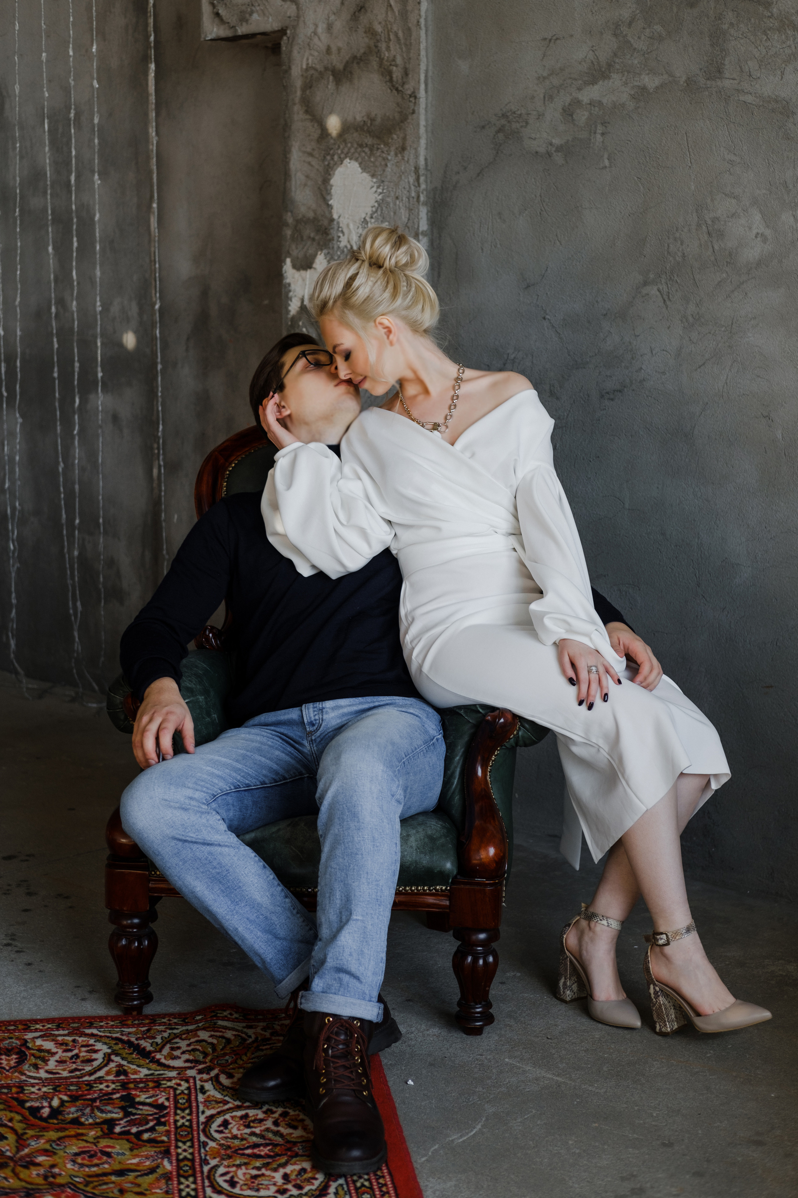 Жених и невеста сидят