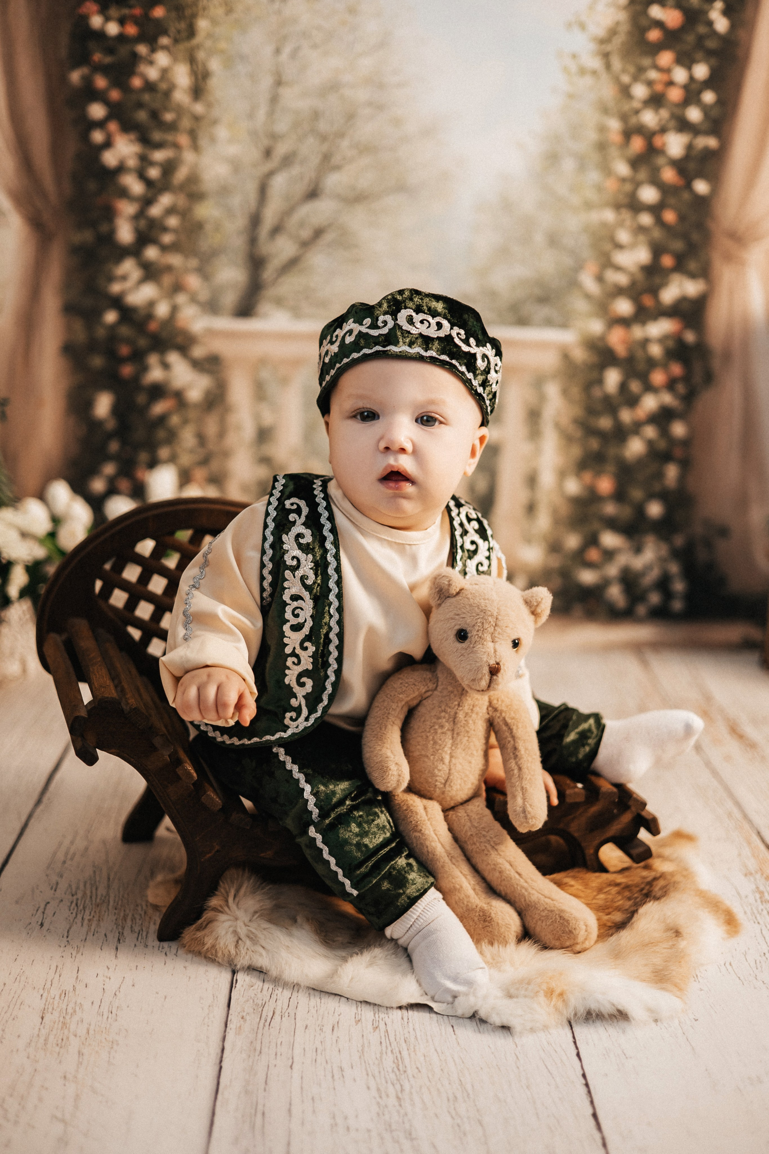 <img src="ml.jpg" alt="Татарский национальный костюм для детей. Стилизованная фотозона в татарском стиле. Фотопроект.">