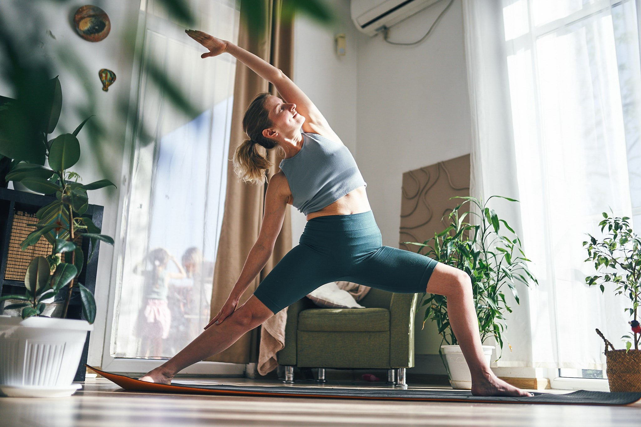 Репортажная съемка йога класса на берегу моря. Фотограф в Сочи Катя Гончарова