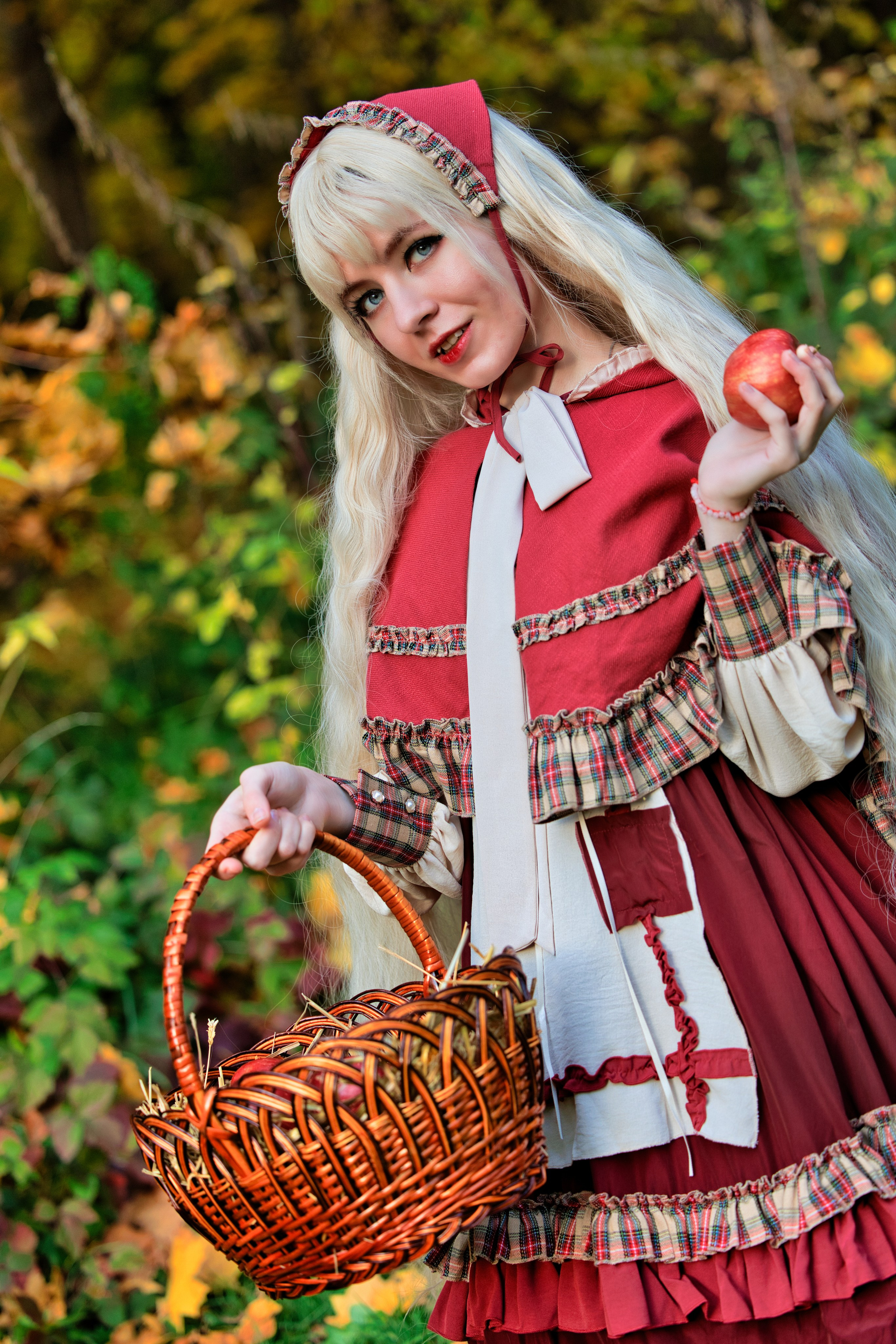 Фотосессия в костюме красной шапочки в лесу