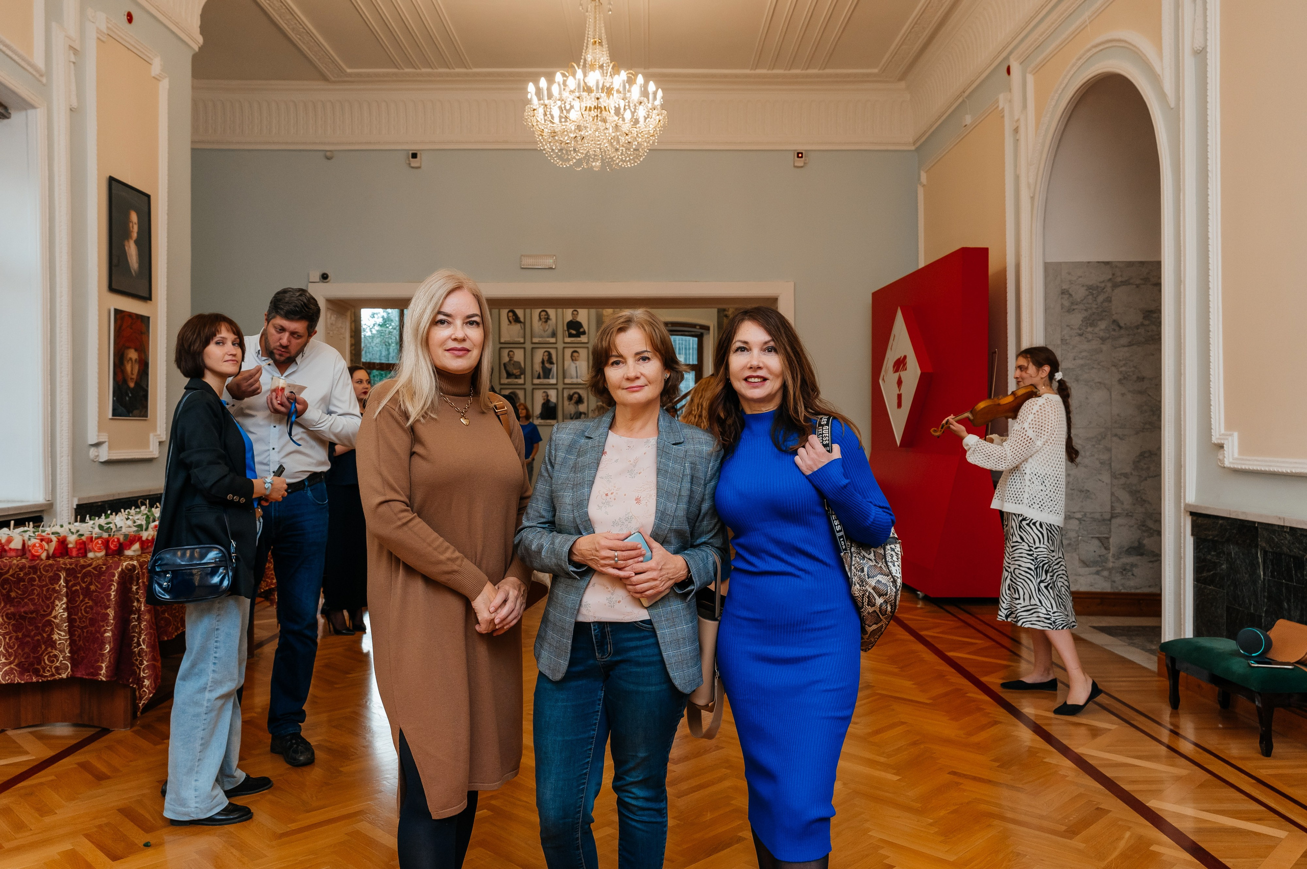 Открытие выставки Кати Васильевой в Молодежном театре. Wedding and family photographer USA