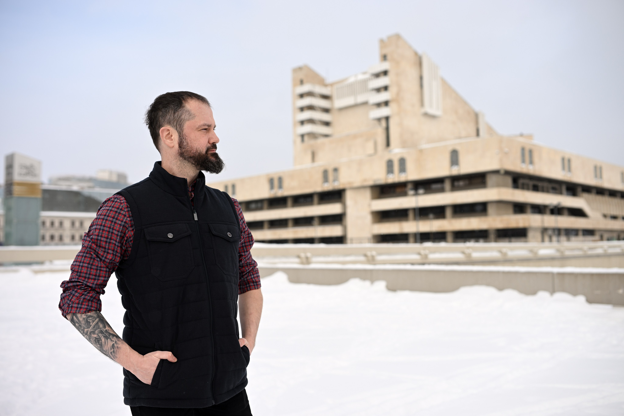 Мужской уличный портрет на зимних улицах Казани