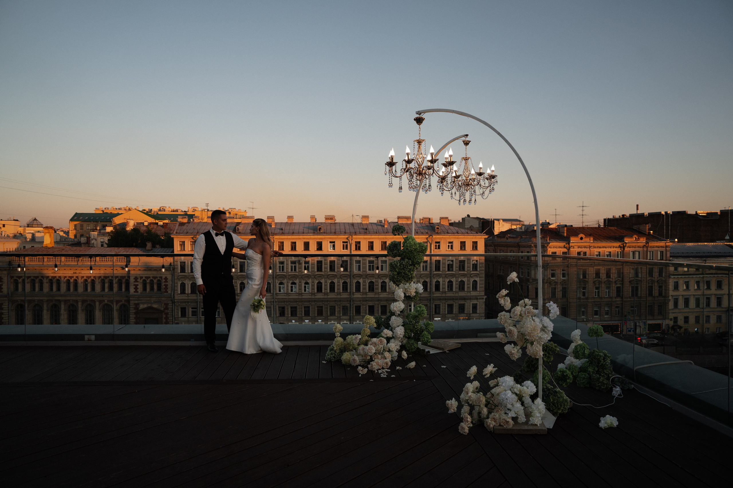 Виктория & Роман. Камерная городская свадьба в видовом ресторане в стиле современная классика. Свадебный фотограф организатор в Санкт-Петербурге Ассоль Опарина