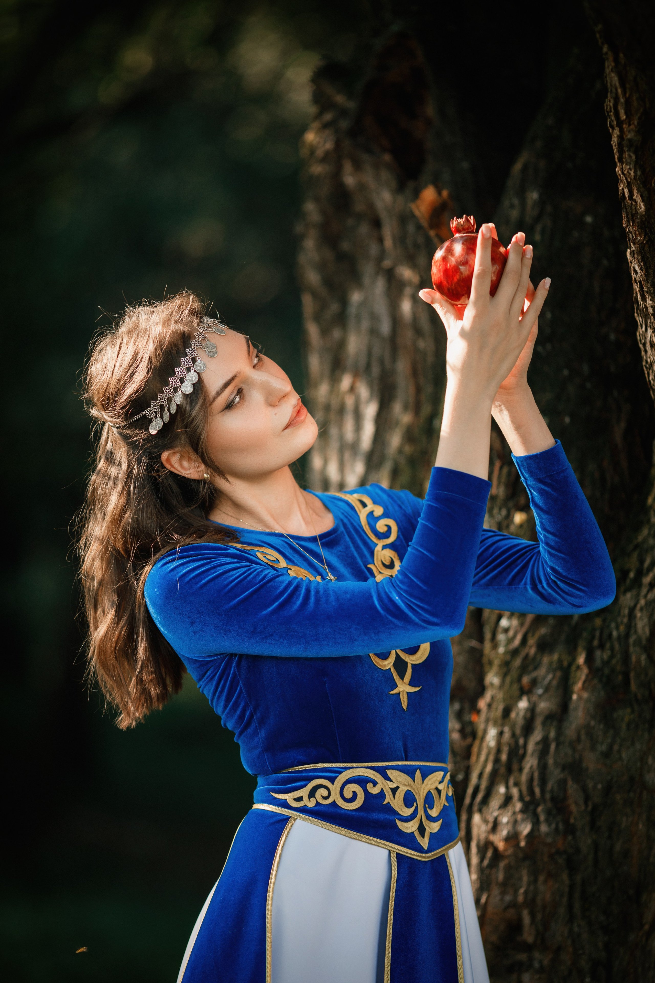 Индивидуальная фотосессия в горах, в армянском национальном платье. Фотограф во Владикавказе Юрий Геворгизов