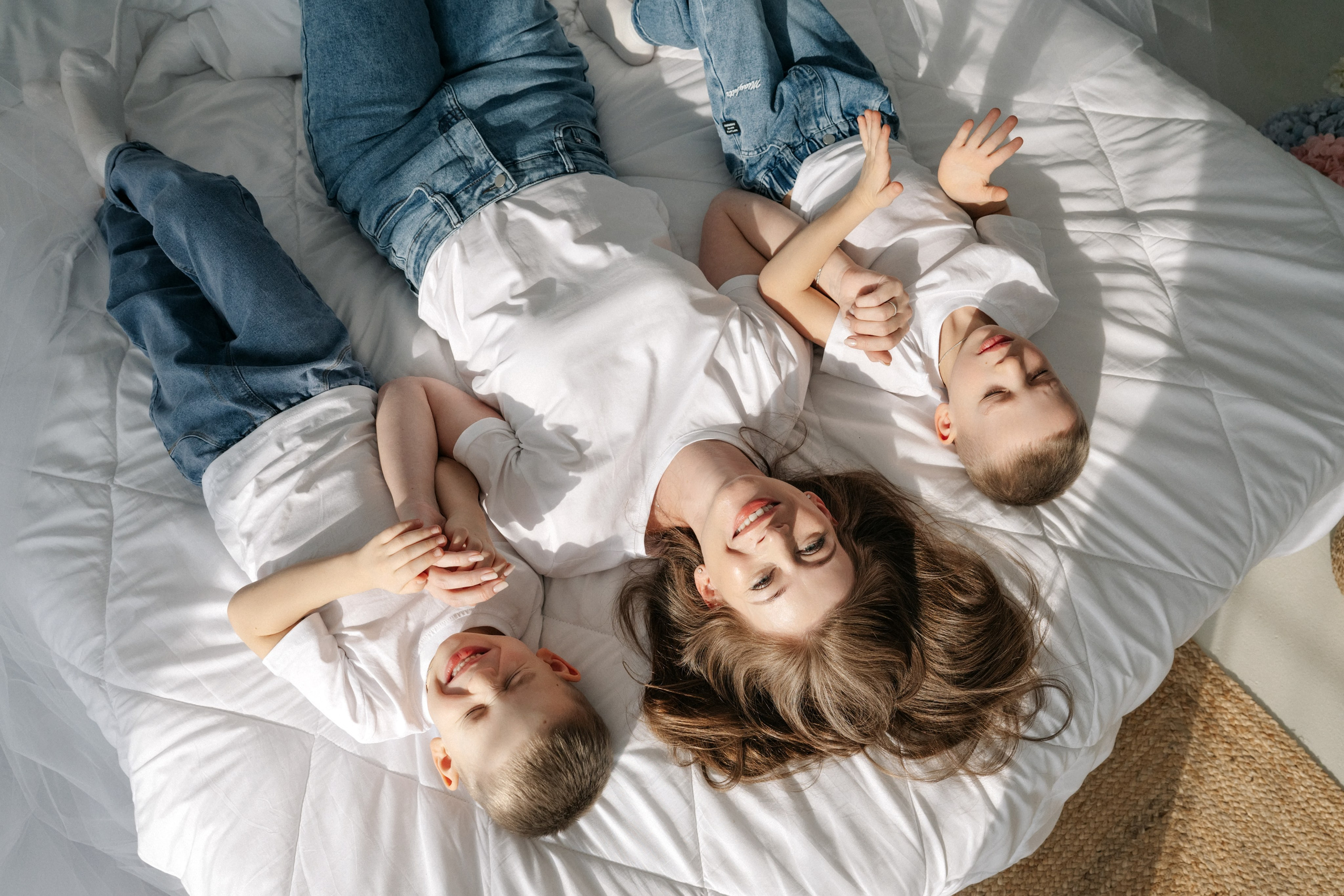 Семейная фотосессия мамы с сыновьями в фотостудии в Королёве. Свадебный и семейный фотограф Виктория Носачёва. Щелково, Москва и МО